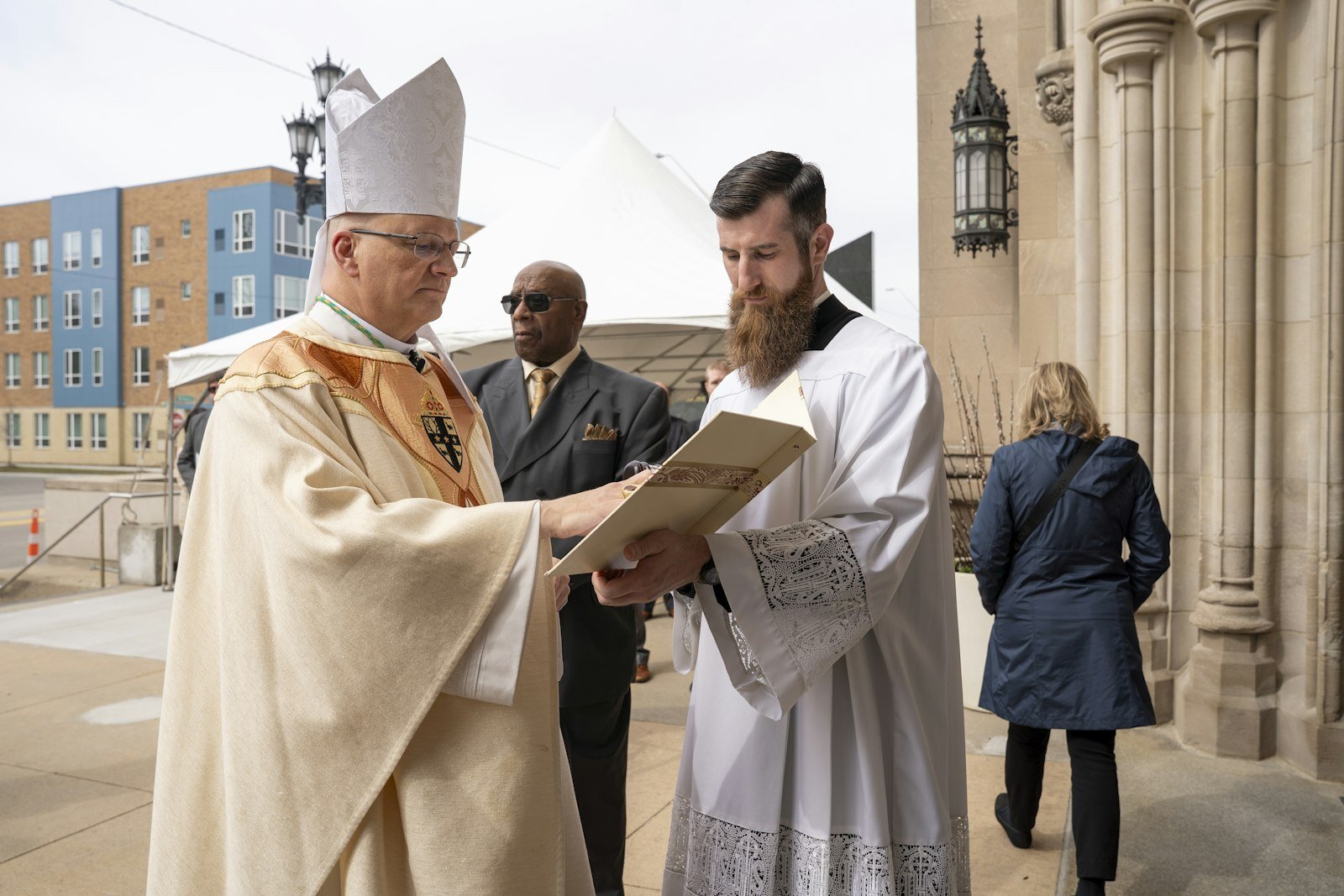 El Arzobispo Weisenburger se prepara para golpear las puertas de la catedral mientras el P. Derik Peterman asiste al inicio del rito de instalación el 18 de marzo en la Cathedral of the Most Blessed Sacrament. (Valaurian Waller | Detroit Catholic)