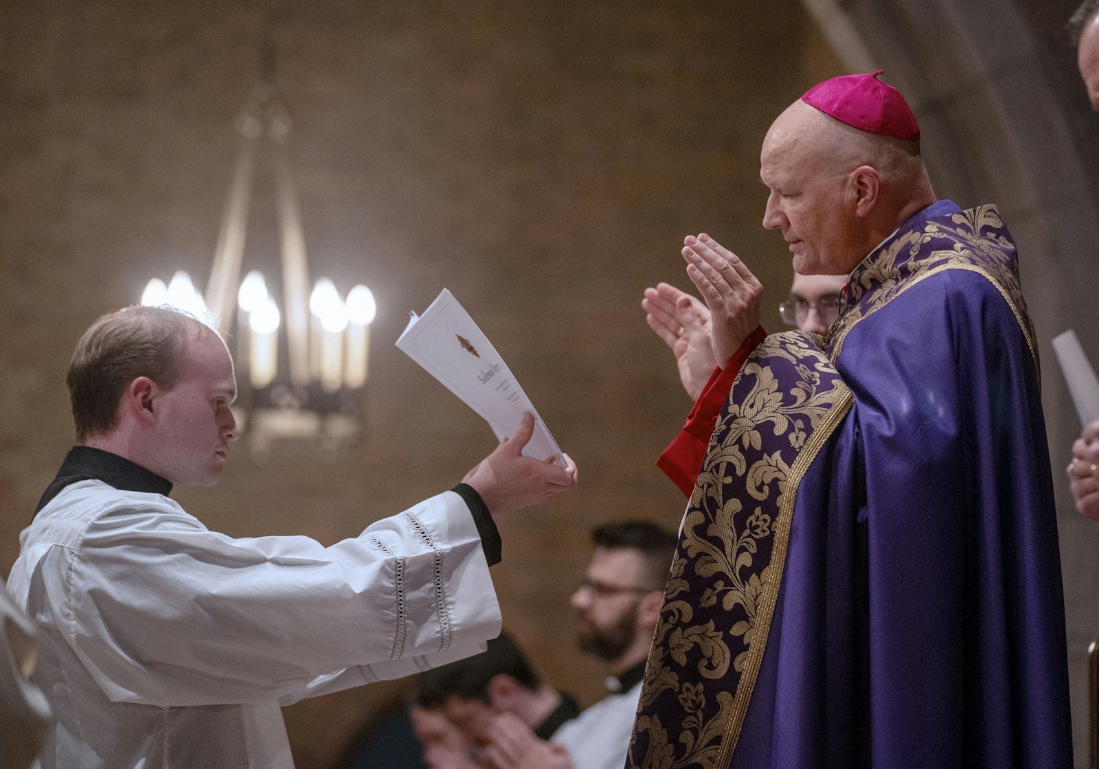 El Arzobispo designado Weisenburger reza durante el servicio de vísperas. Será instalado como el sexto arzobispo de Detroit durante una Misa solemne que comenzará a las 2 p.m. el 18 de marzo en la Cathedral of the Most Blessed Sacrament. (Valaurian Waller | Detroit Catholic)