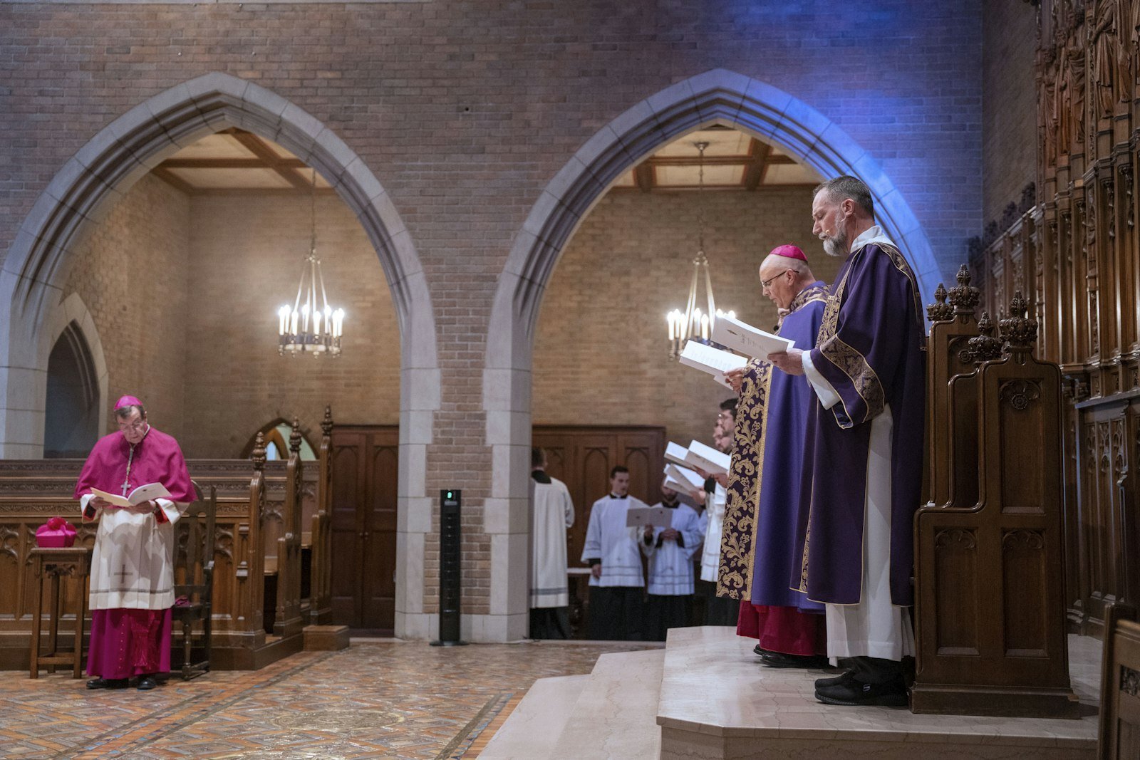 El Arzobispo Vigneron y aproximadamente media docena de obispos sentados en el coro participaron en el solemne servicio de oración. (Valaurian Waller | Detroit Catholic)