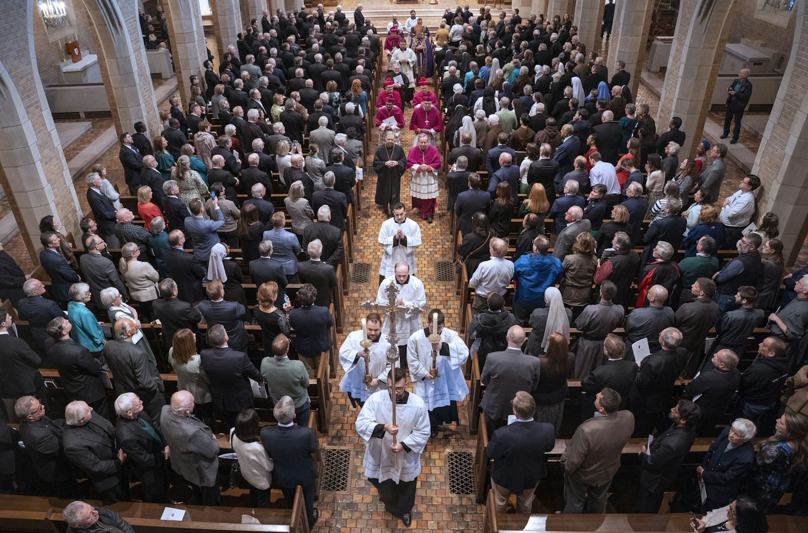 Aproximadamente 400 personas, incluyendo las de la Arquidiócesis de Detroit y visitantes de la Diócesis de Tucson y la Diócesis de Salina, donde el Arzobispo designado Weisenburger sirvió anteriormente, llenan la capilla del Sacred Heart Major Seminary durante un servicio de vísperas previo a la instalación el 17 de marzo. (Valaurian Waller | Detroit Catholic)