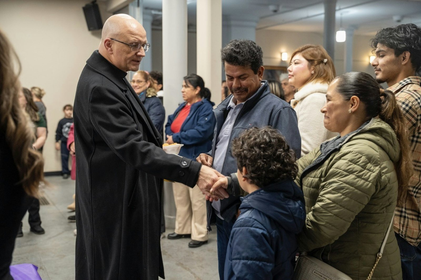Los miembros de la comunidad estaban emocionados de poder conversar con el Arzobispo Weisenburger, quien habló en español e inglés durante y después de la Misa.