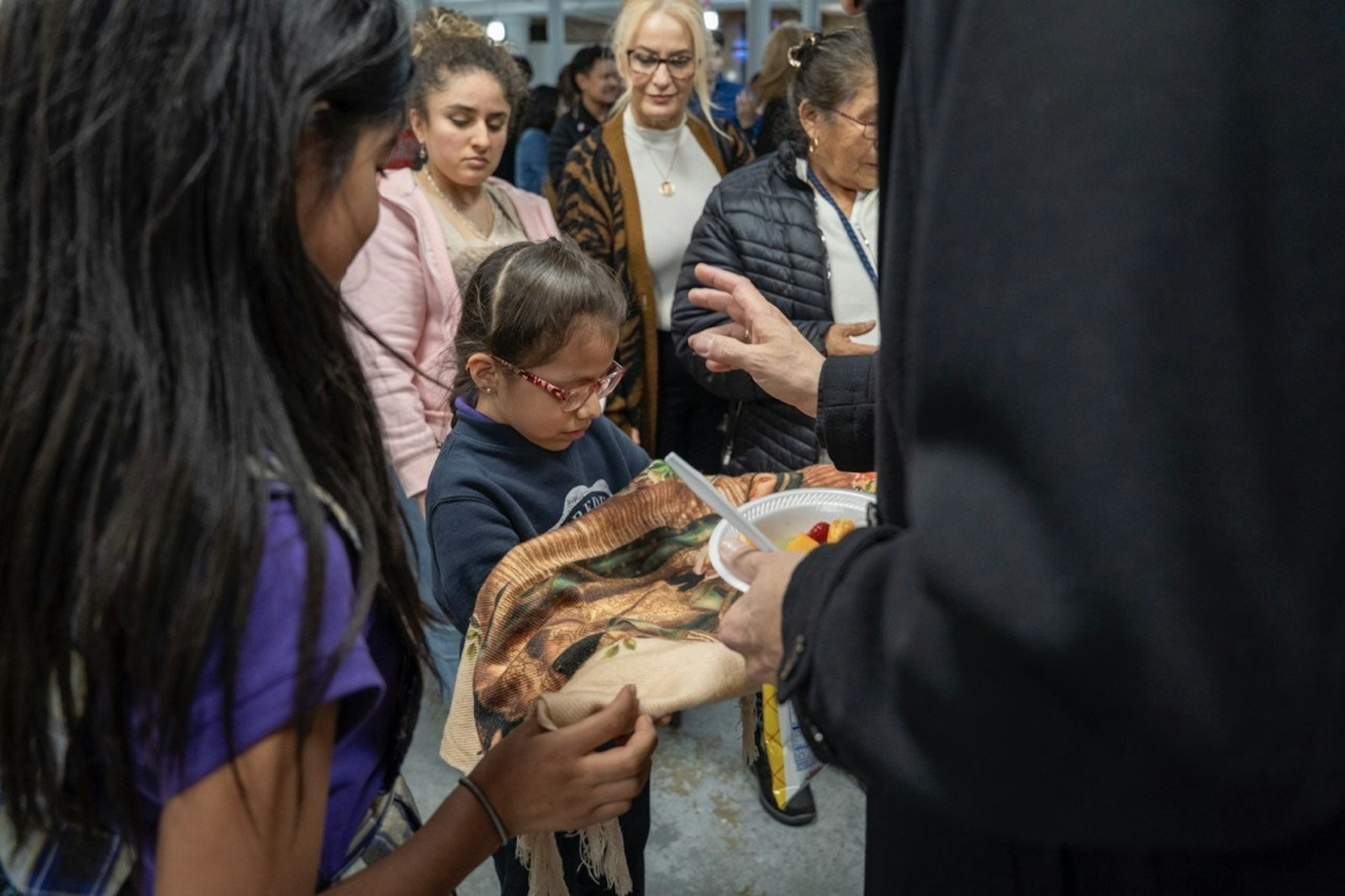 El nuevo arzobispo fue recibido por familias, feligreses, miembros del personal y alumnos, quienes estaban entusiasmados por llevar sus uniformes y conocer al Arzobispo Weisenburger por primera vez.
