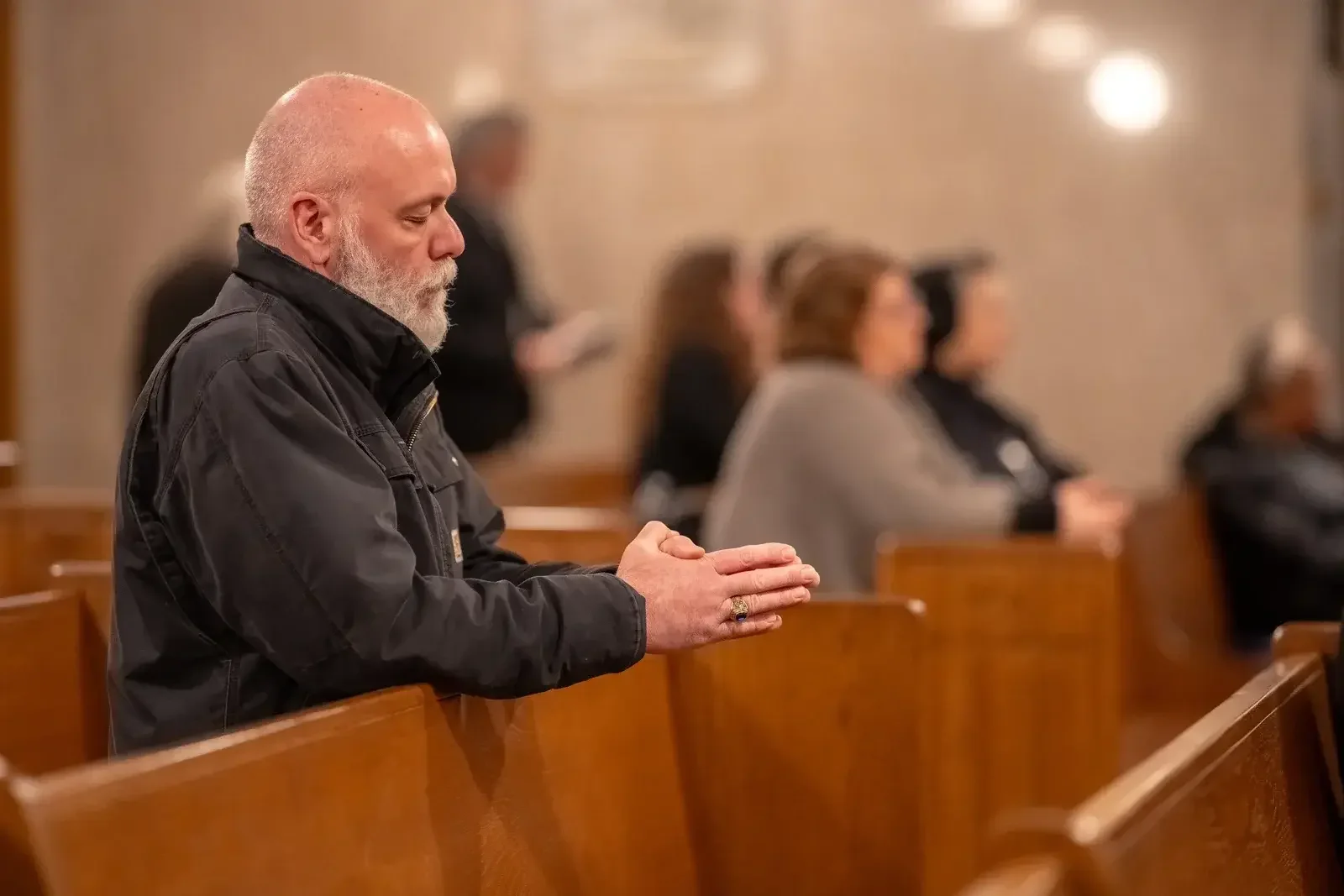 El nivel principal de la parroquia St. Aloysius estaba casi lleno mientras feligreses y otras personas que no pertenecen a la comunidad parroquial se reunían para la Misa de las 12:15 p.m. en esta iglesia del centro de la ciudad.