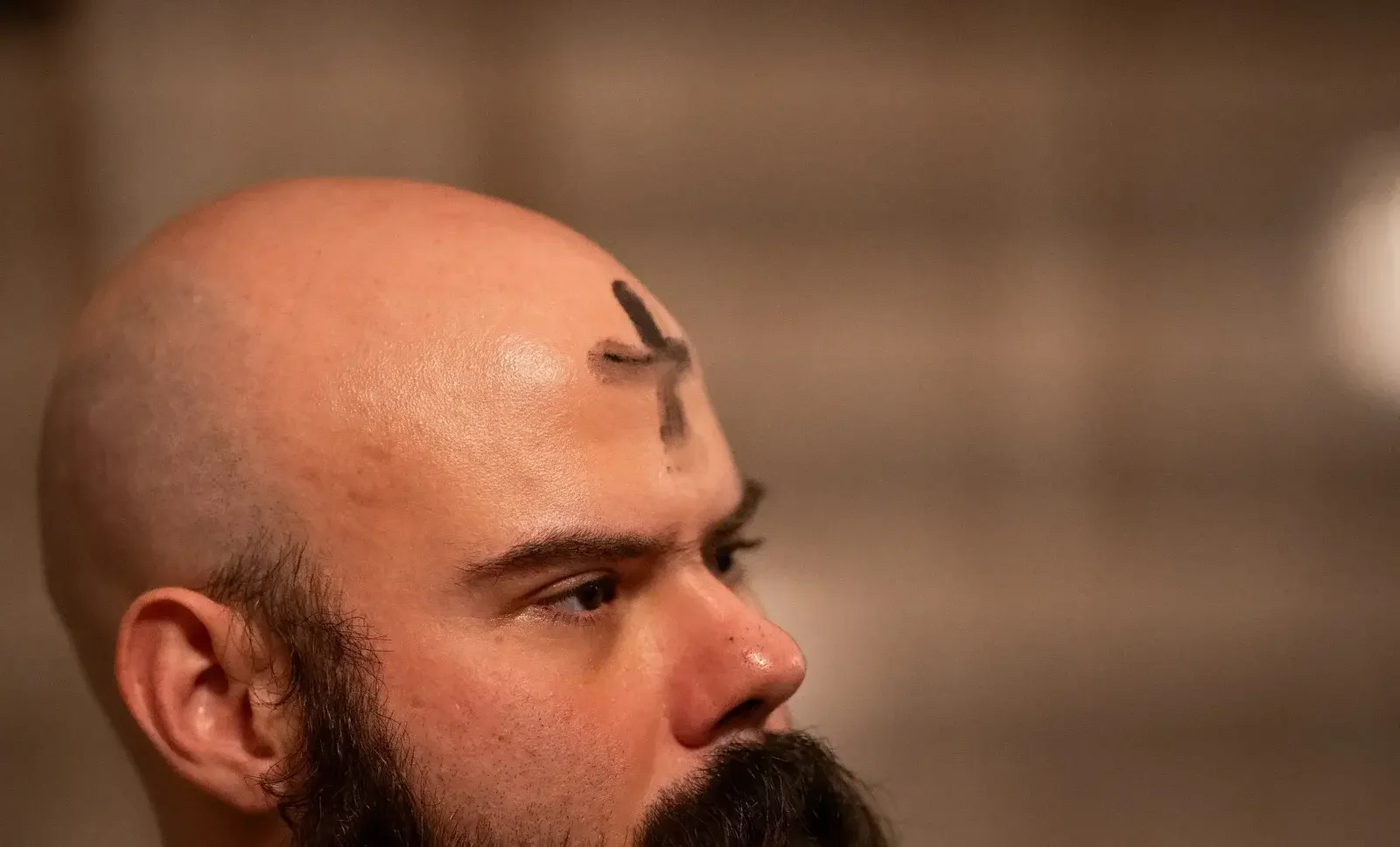 El arzobispo Weisenburger explicó que el gesto externo de llevar la ceniza no es una muestra de orgullo ni de hipocresía —como las que Jesús condena en el Evangelio—, sino un signo de que los fieles recuerdan que son pecadores y que necesitan la misericordia de Dios.