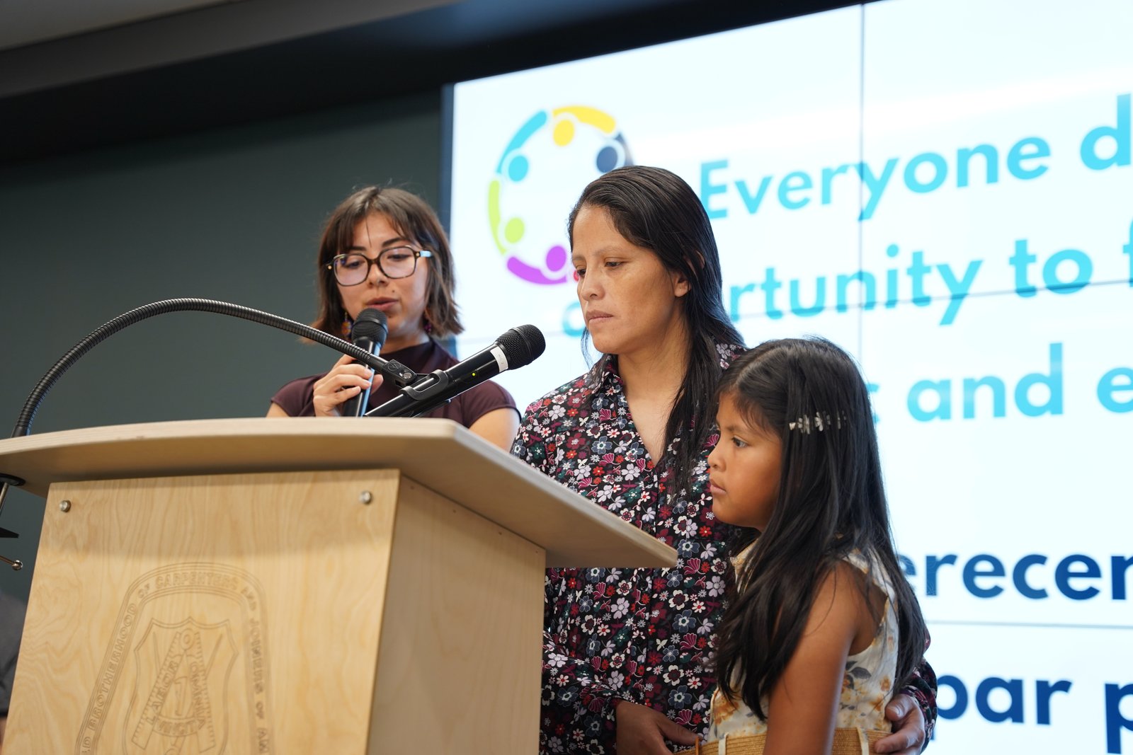 Nancy Juarez, miembro del Consejo Estatal de Líderes Inmigrantes de Strangers No Longer y miembro de la parroquia St. Mary en Ann Arbor, comparte la historia de la deportación de su esposo cuando este se dirigía a su cita legal de inmigración. Odalis Perales, gerenta de asociaciones estratégicas de Strangers No Longer, traduce.