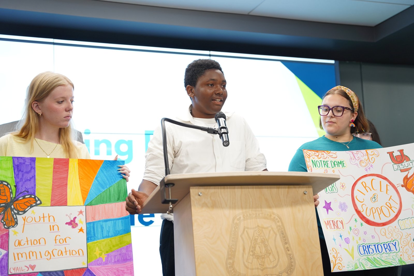 Jaylen Tillery, estudiante de Notre Dame Preparatory en Pontiac, habla en representación de Youth in Action for Immigration (Jóvenes en Acción por la Inmigración) para clausurar la Asamblea por la Esperanza. Tillery señaló que su generación está convirtiendo la reforma migratoria en el tema predominante de la actualidad.