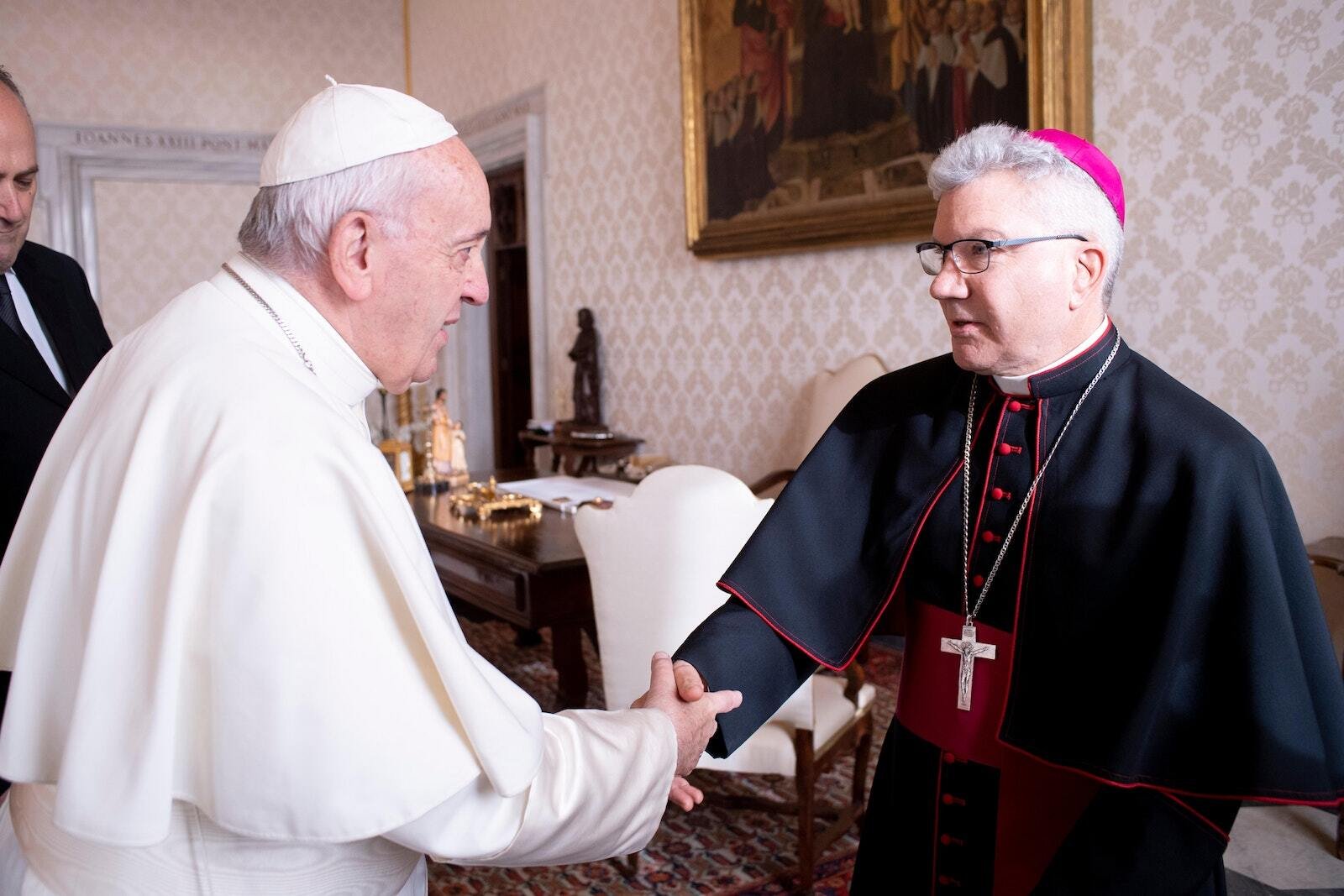 El Papa Francisco saluda al Obispo Jeffrey M. Monforton de Steubenville, Ohio, durante una reunión con los obispos de los Estados Unidos de Ohio y Michigan que realizan sus visitas “ad limina” al Vaticano el 10 de diciembre de 2019. (Foto CNS/Vatican Media)
