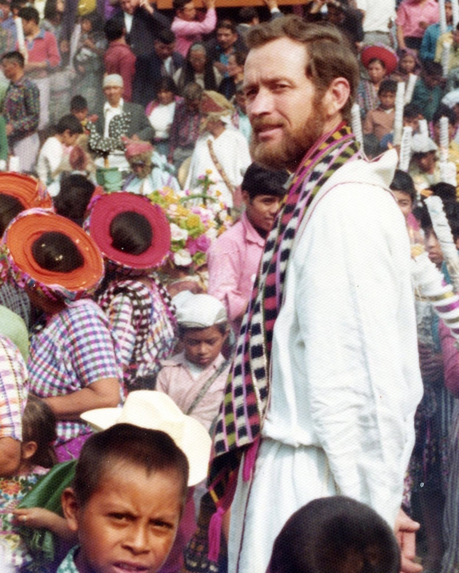 La Hna. Marita Rother, miembro de las Adorers of the Blood of Christ, sostiene una foto de su hermano, el P. Stanley Rother, sacerdote de la Arquidiócesis de Oklahoma City, quien fue beatificado en esa ciudad en 2017. (Foto de CNS/Christopher Riggs, Catholic Advance)