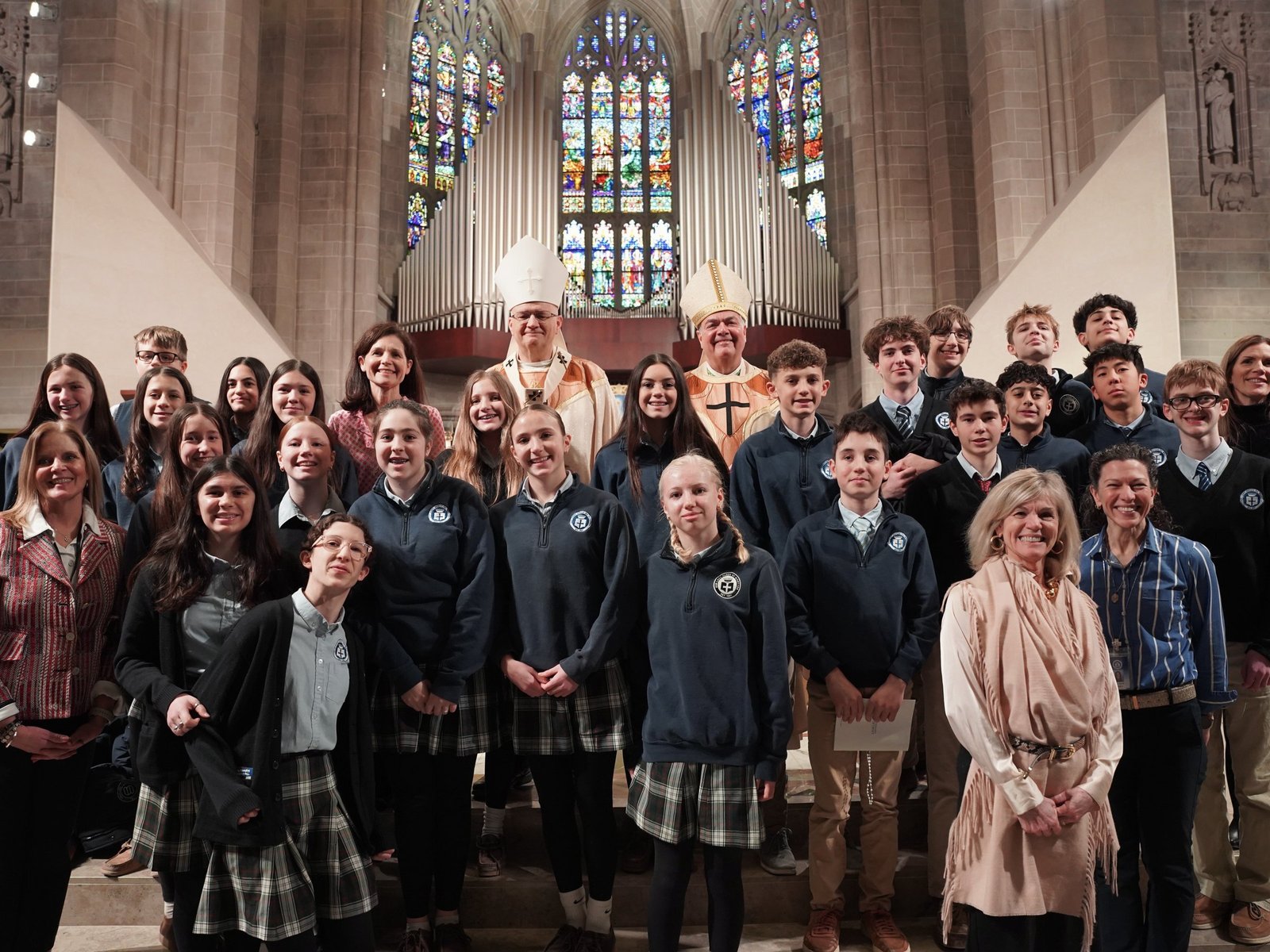 El arzobispo Edward J. Weisenburger y el obispo auxiliar Robert J. Fisher posan para una foto con estudiantes y docentes el 29 de enero, tras la Misa anual de la Semana de las Escuelas Católicas en la Cathedral of the Most Blessed Sacrament de Detroit. Estudiantes de toda la arquidiócesis se reunieron para celebrar la Semana de las Escuelas Católicas, que coronó las distintas actividades realizadas en las escuelas católicas a lo largo de la semana. (Fotos: Izzy Cortese | Detroit Catholic)