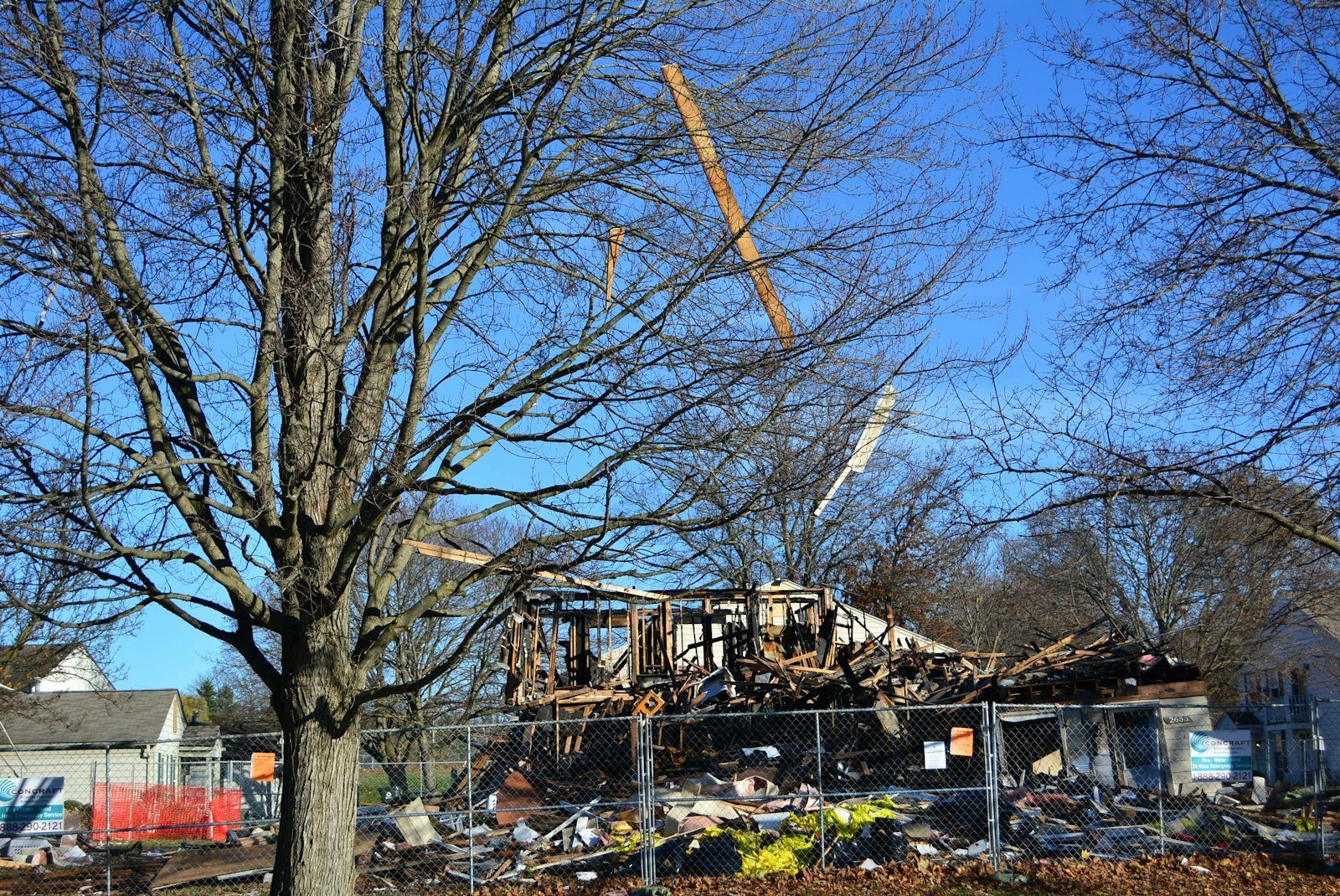 Trozos de madera cuelgan de un árbol cerca de un condominio que explotó en Orion Township el 19 de noviembre. Muchos de los residentes del complejo de condominios Keatington New Town Association fueron evacuados mientras las autoridades continúan evaluando la seguridad del resto de las viviendas.