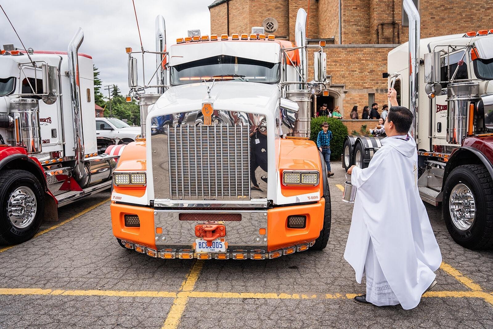 A medida que los camiones dejan el estacionamiento, cada conductor toca el claxon en señal de agradecimiento, una tradición que el P. Espinoza disfruta mucho