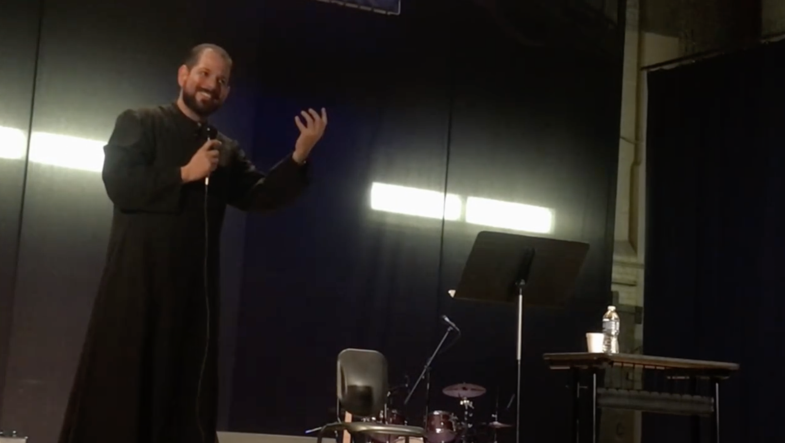 El P. Ricardo López durante la 14a Conferencia de Hombres Hispanos de Detroit titulada Presencia Real: Jesús Eucaristía, en un fotograma del video compartido en Facebook por Café Con Santos.