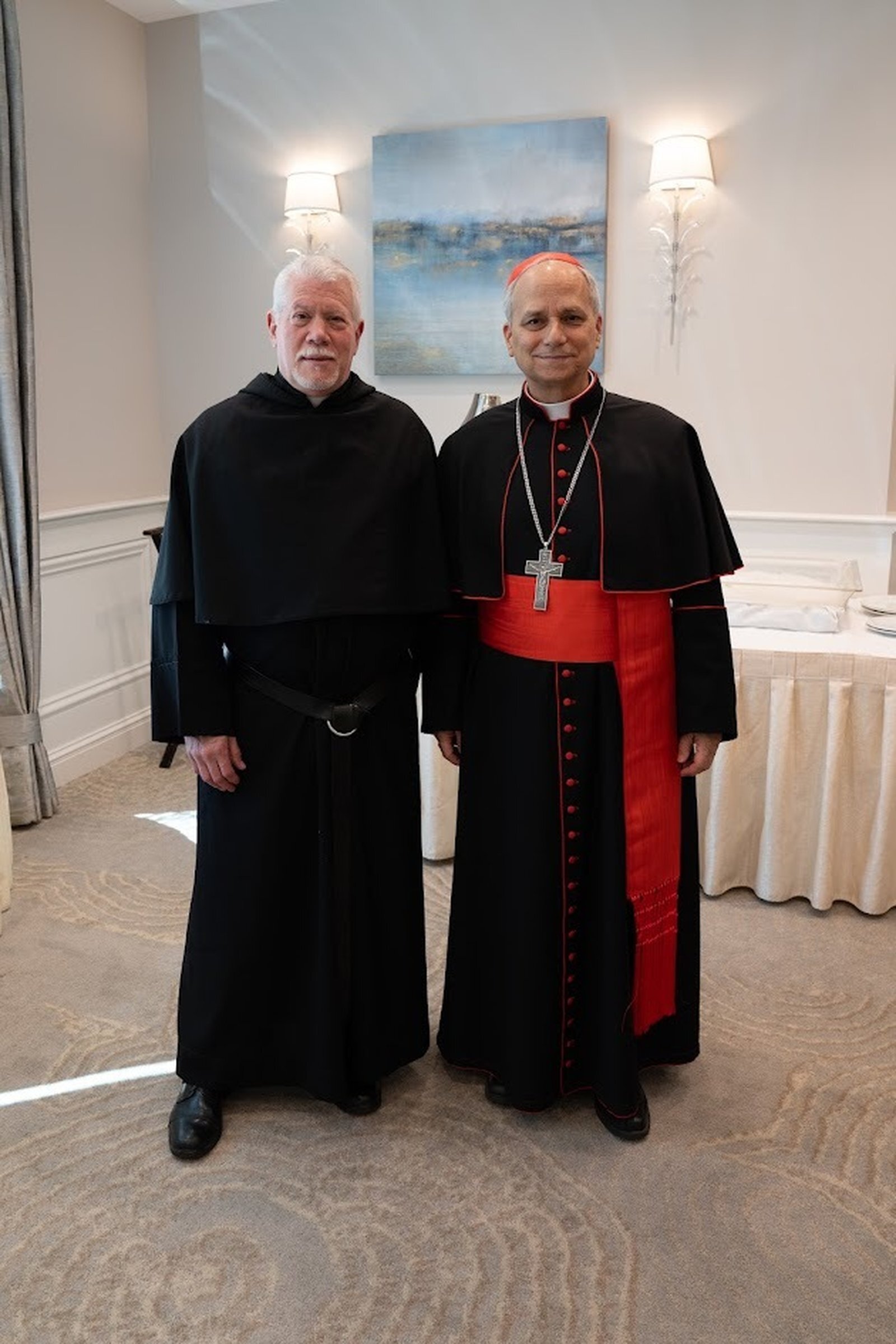 El P. Anthony B. Pizzo, OSA, (izquierda), prior provincial de los Midwest Augustinians y antiguo párroco de la St. Clare of Montefalco Parish en Grosse Pointe Park, es fotografiado con el entonces Cardenal Robert F. Prevost, OSA, el futuro Papa León XIV, en un evento en 2024. (Foto cortesía de la Midwest Augustinian Province of Our Mother of Good Counsel)
