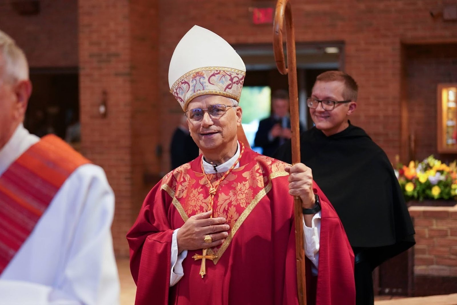 El Cardenal Robert F. Prevost, OSA, futuro Papa León XIV, celebra Misa en St. Jude Parish en New Lenox, Illinois, en 2024. (Foto cortesía de la Midwest Augustinian Province of Our Mother of Good Counsel)