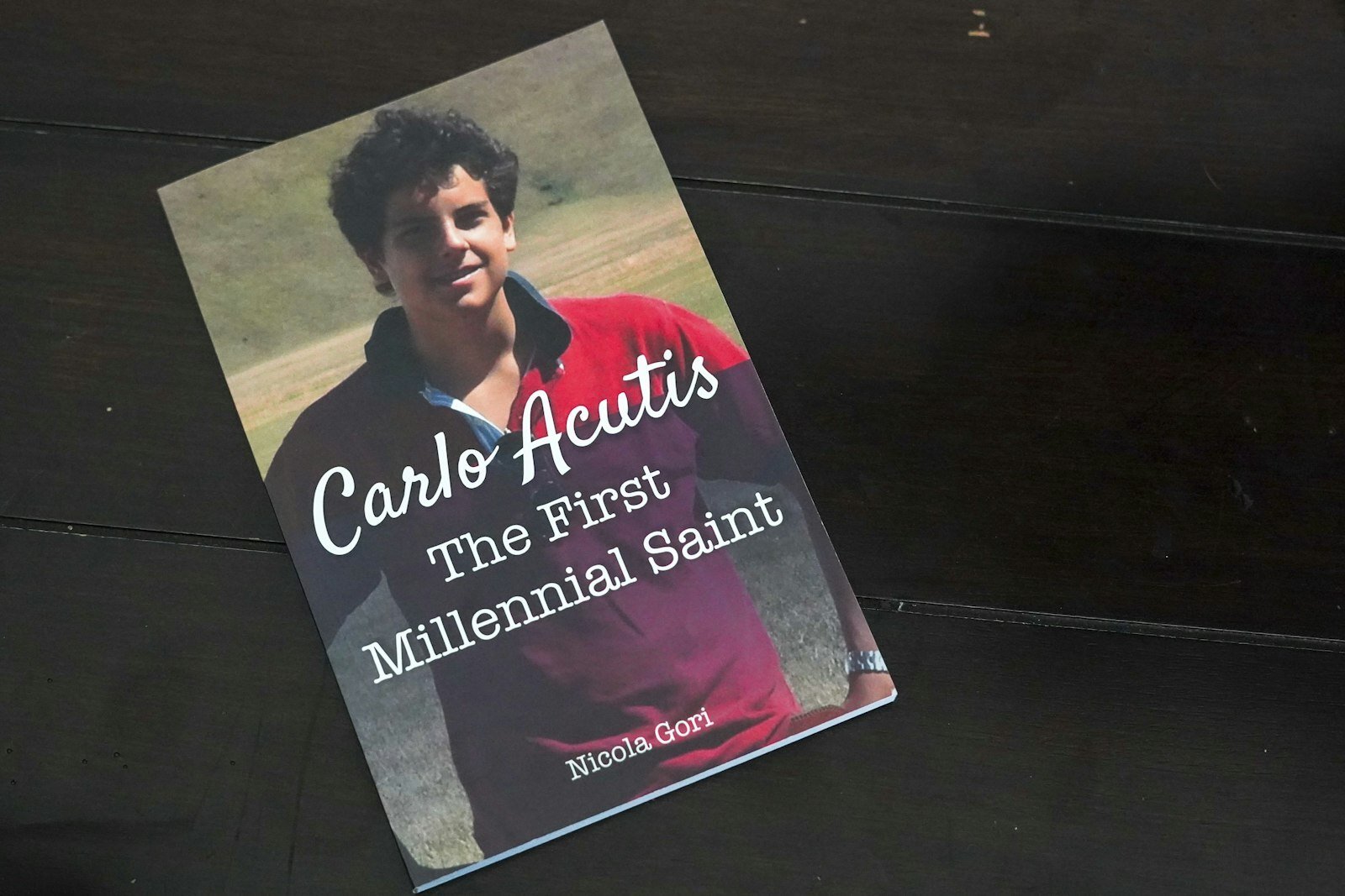 En este momento, Schunior está leyendo sobre la vida de Acutis, conocido por su pasión por la informática y los videojuegos y por su característica mochila y tenis Nike. Además, es recordado por su amor a la Eucaristía.