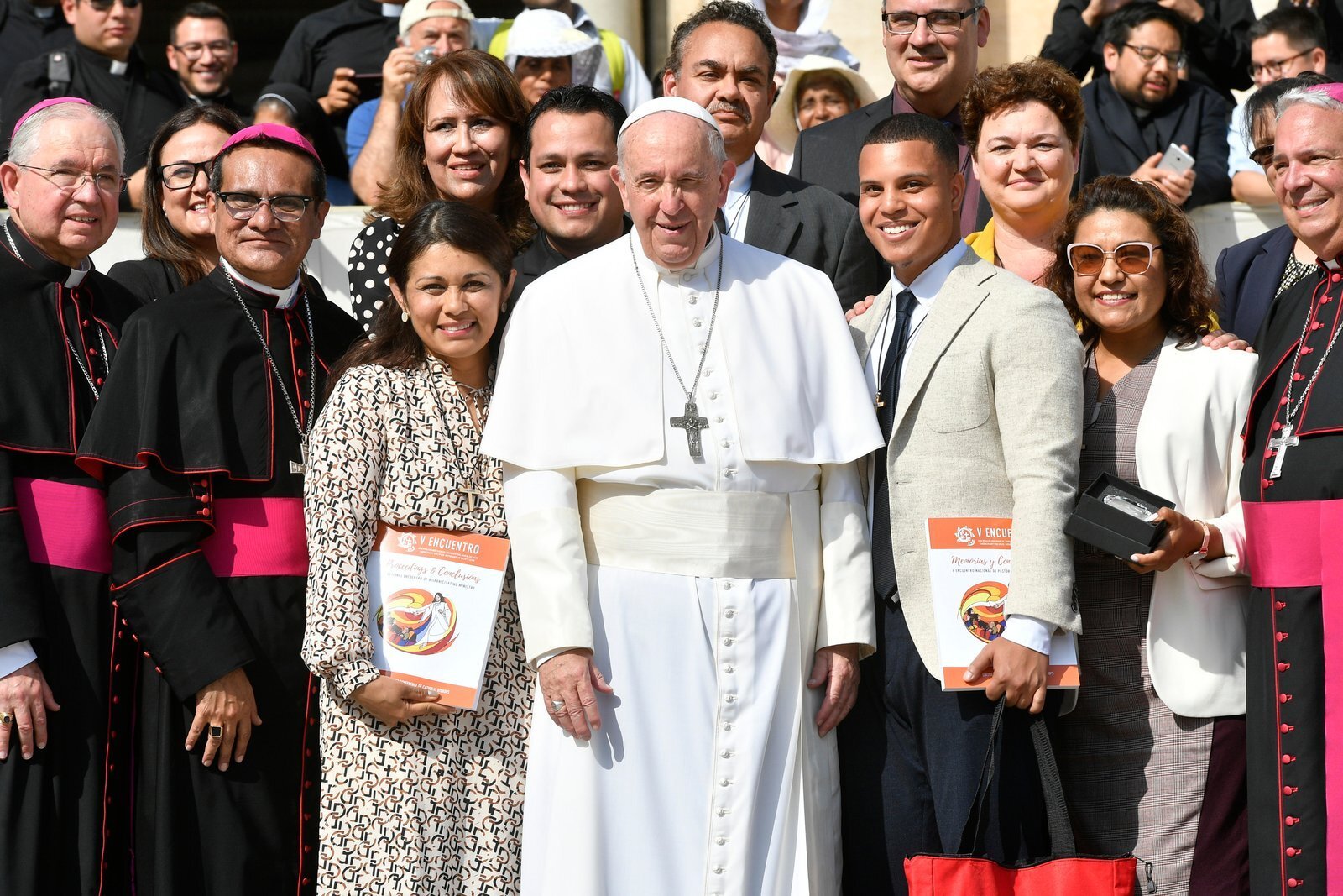 El Obispo Cepeda, segundo desde la izquierda, posa con el papa Francisco el 18 de septiembre de 2019 junto a miembros de una delegación estadounidense que viajó a Roma para presentar al Papa y a altos funcionarios del Vaticano los resultados del Quinto Encuentro Nacional. (Vatican Media | Foto de CNS)