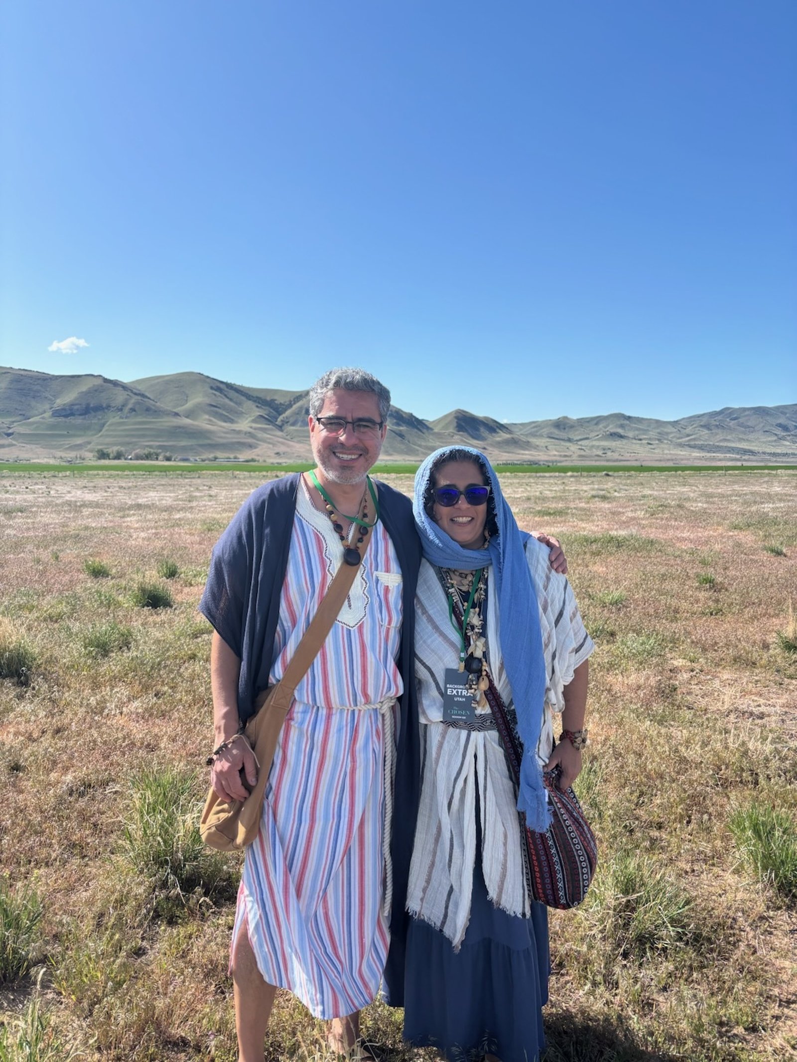 Desde hace varios años, la pareja forma parte de un grupo de estudio bíblico que se reúne en hogares para compartir la cena, rezar y reflexionar juntos. En el último tiempo, el grupo se ha enfocado en The Chosen, utilizando guías de estudio y debatiendo el mensaje de cada episodio.