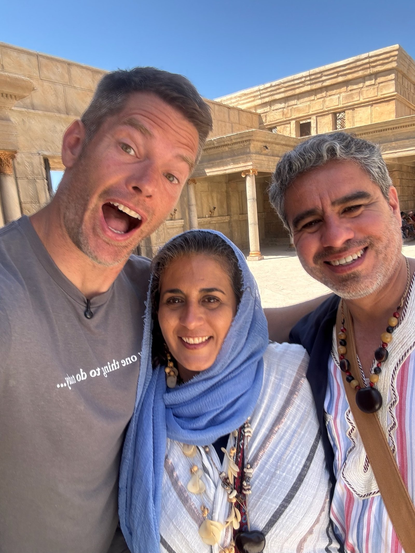 Antonio Camino y su esposa Claudia, miembros activos de la parroquia Holy Family en Novi, viajaron en mayo hasta el set de grabación en Utah, donde durante tres días participaron en la filmación de escenas de la sexta temporada.