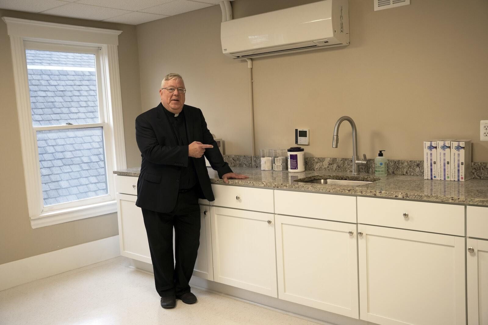 Mons. Kosanke muestra una de las salas de consultas médicas de la Heart of Christ Clinic, que pronto abrirá sus puertas. La clínica ofrecerá una amplia gama de servicios y trabajará con todos los proveedores de seguros, así como con los que no tienen cobertura médica.