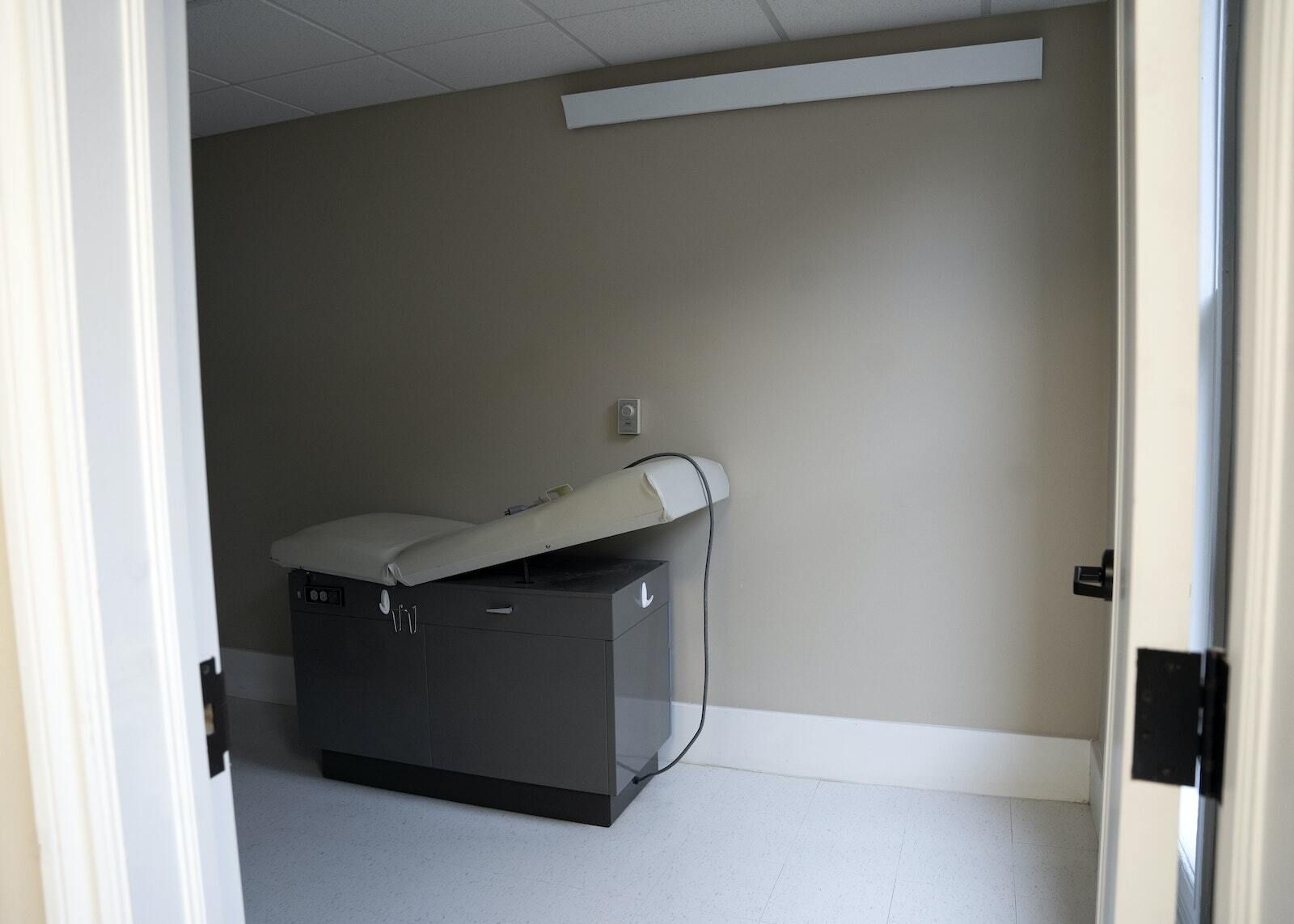 Los comienzos de una sala de consultas médicas. Todas las camas y el equipo médico fueron donados.