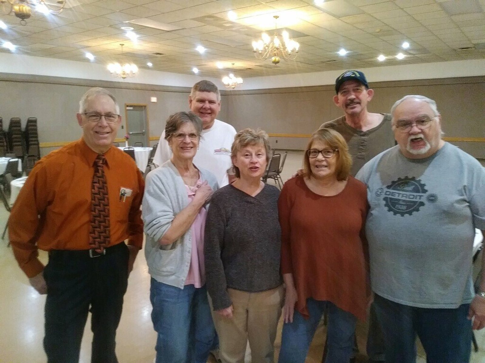 Los miembros de Caballeros de Colón se muestran con miembros de la Iglesia Apostólica Grace en Clawson y la Iglesia Metodista Clawson antes de la comida del año pasado. Juntas, las comunidades organizaron el almuerzo de Acción de Gracias, que se lleva a cabo durante dos décadas. (Foto cortesía)