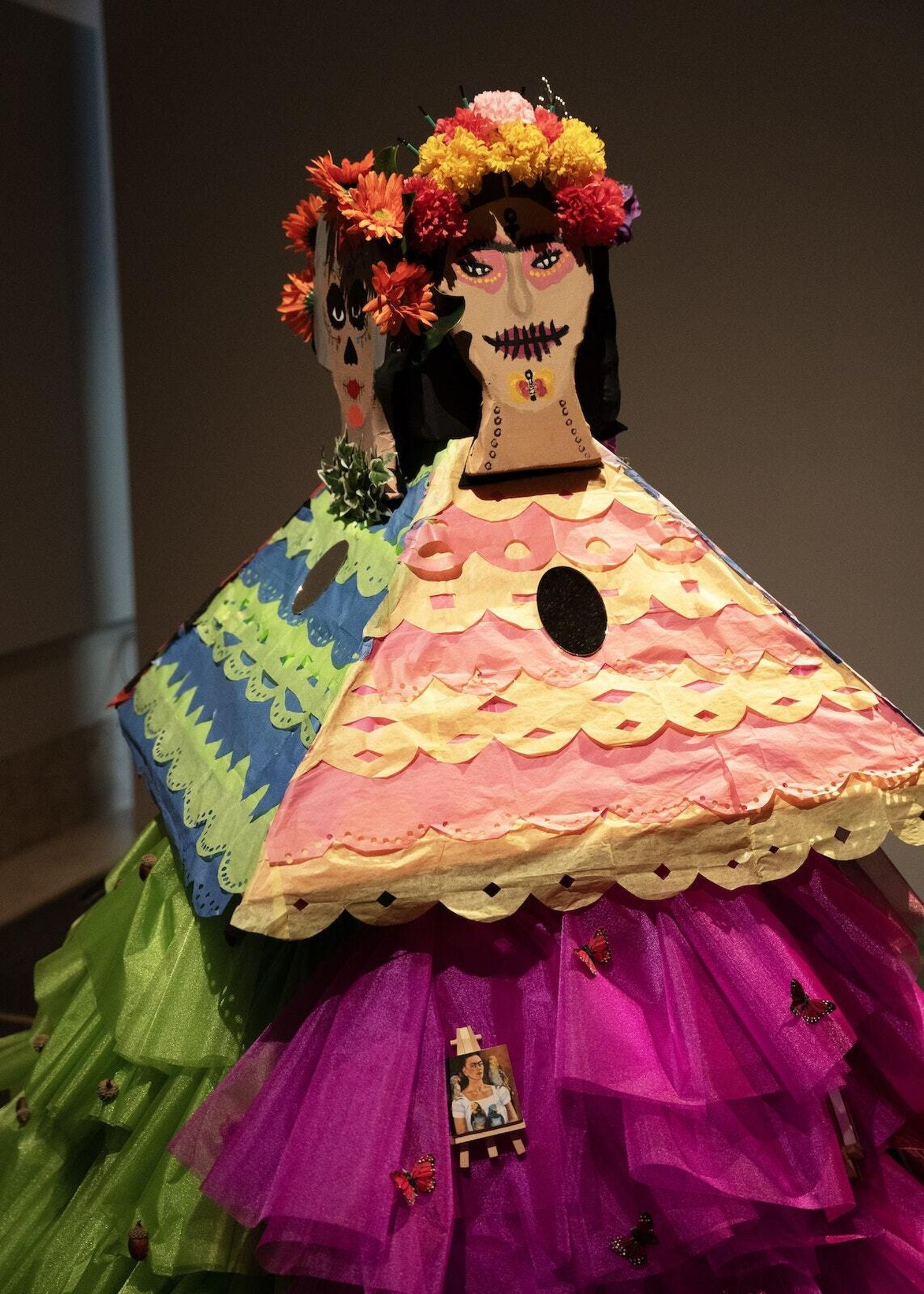 La artista Frida Kahlo (derecha) y la botánica Ynés Mexía (izquierda).