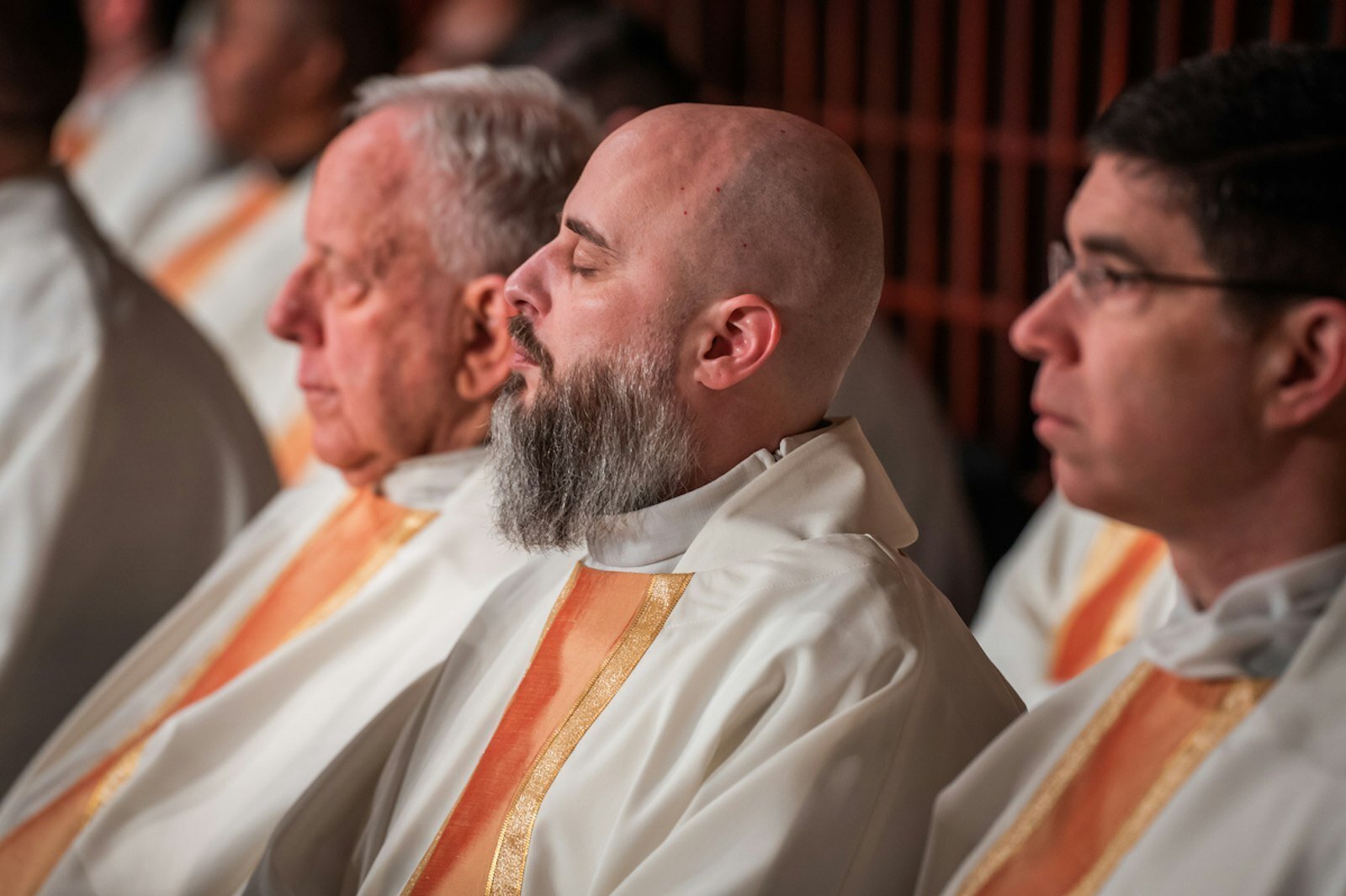 El P. Craig Giera, director de vocaciones sacerdotales de la Arquidiócesis de Detroit, reza durante la Misa Crismal en abril de 2023 en la Cathedral of the Most Blessed Sacrament en Detroit. (Valaurian Waller | Detroit Catholic)