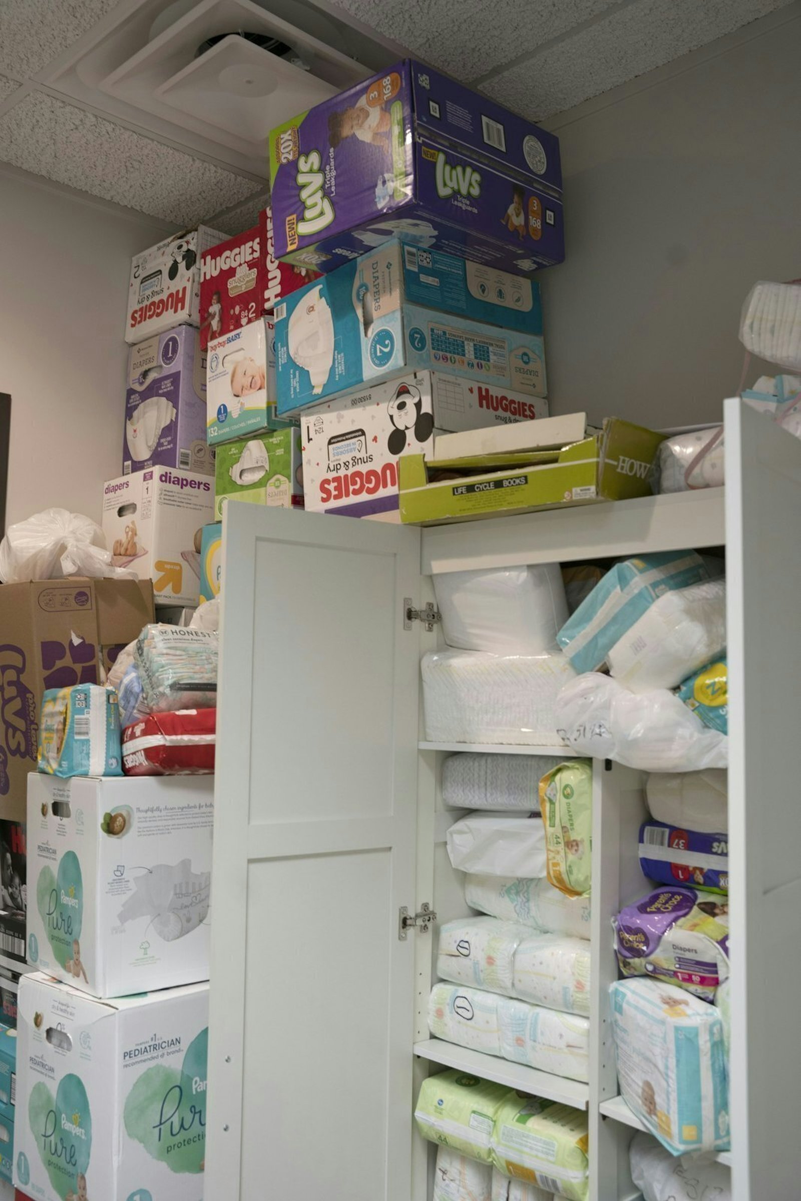 Una pila de pañales disponibles para mujeres embarazadas o madres que los necesitan en el centro de embarazo Planned Choices en Allen Park en 2022. (Gabriella Patti | Detroit Catholic)