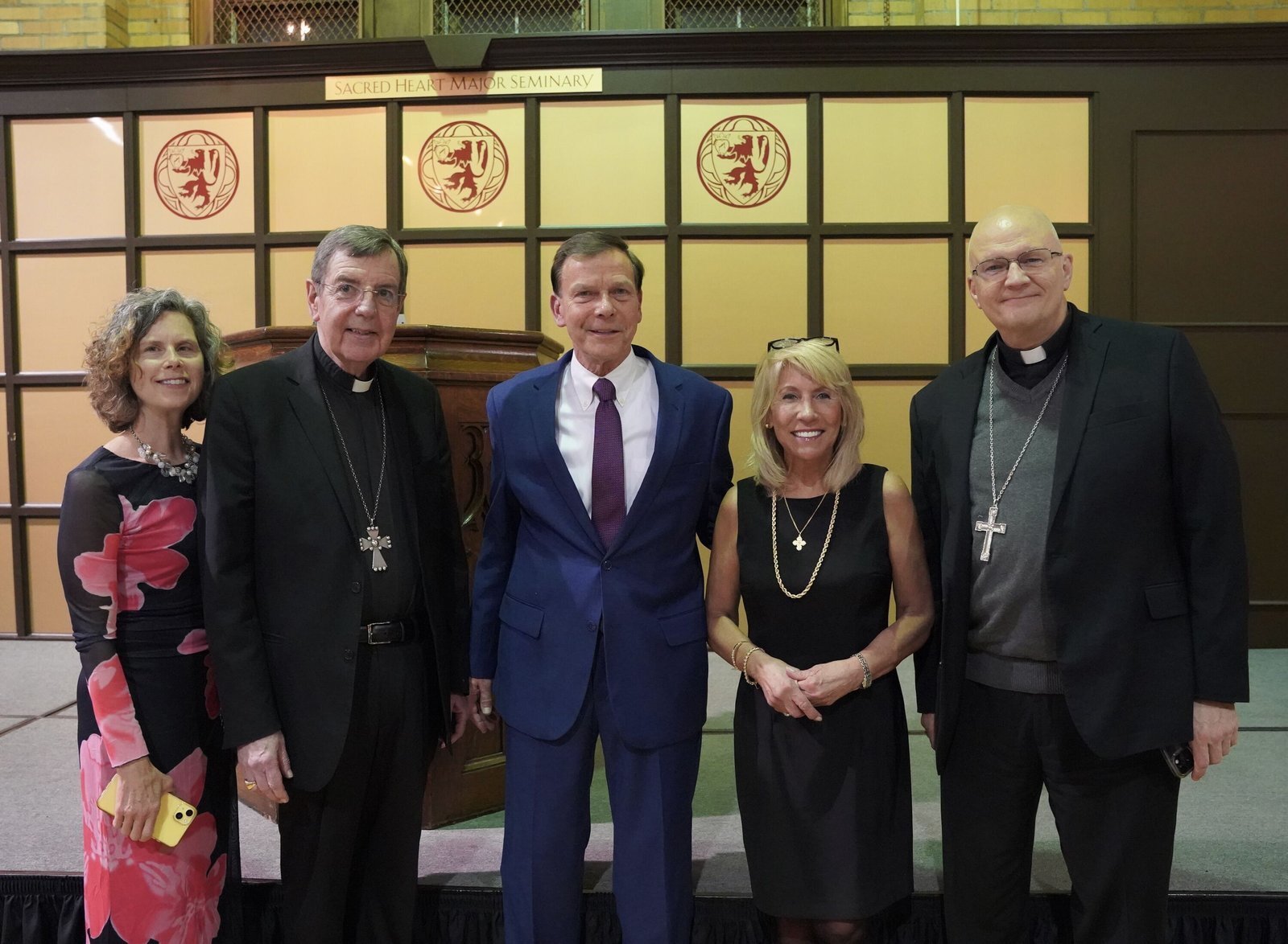 El arzobispo de Detroit, Edward J. Weisenburger, a la derecha, y el arzobispo emérito Allen H. Vigneron, segundo desde la izquierda, asisten a la 16ª Cena anual por la Vida. Este año lo recaudado se destinó para Pregnancy Aid Detroit. Dave Swider, presidente de Pregnancy Aid Detroit, habló sobre las múltiples maneras en que el centro en Eastpointe ayuda a madres necesitadas.