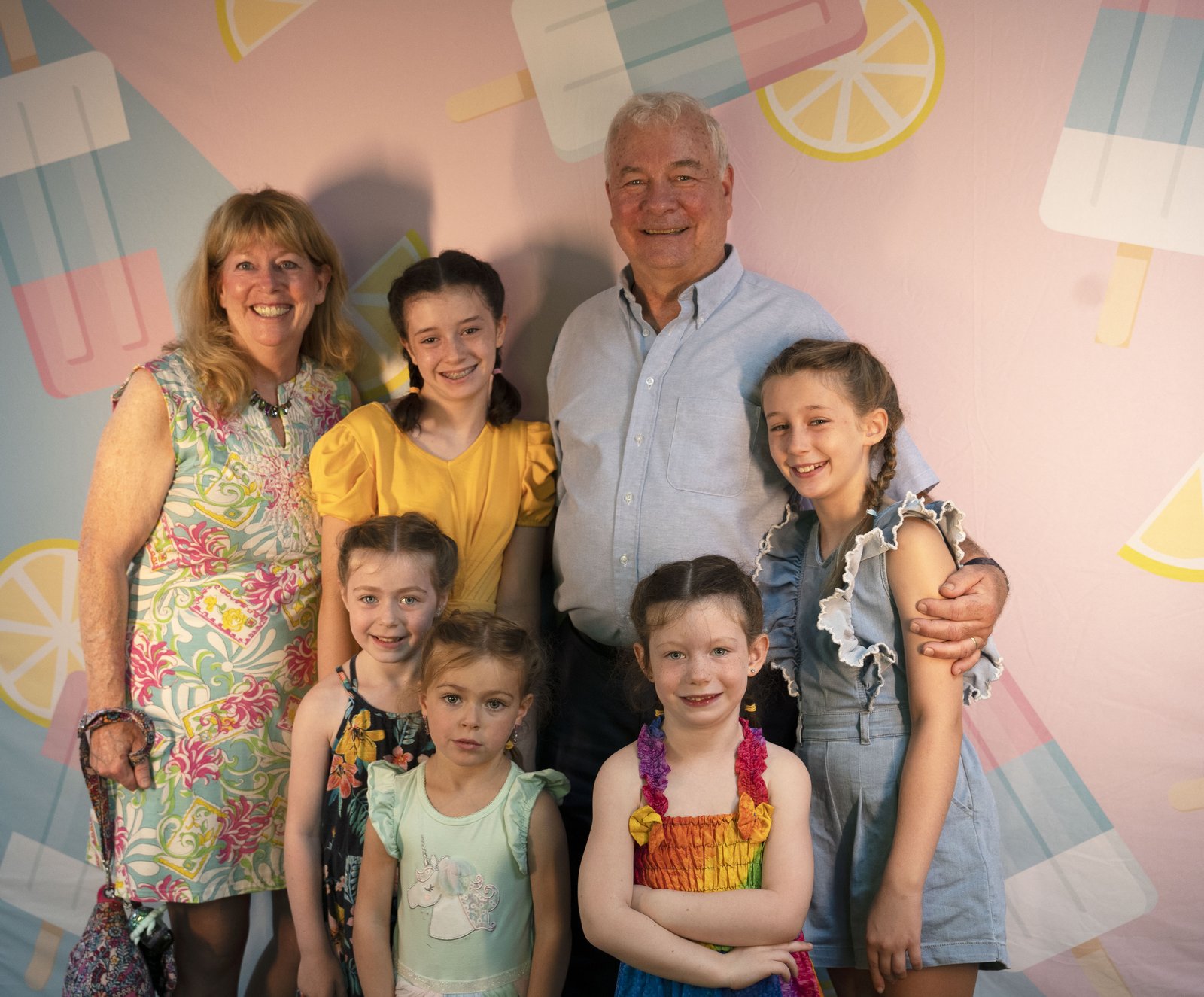 Anne y Chris Monette, de la Parroquia de los Ángeles de la Guarda en Clawson, aparecen en la foto con cinco de sus ocho nietos: las nietas Carmella, Abby, Molly, Christina y Bridget.