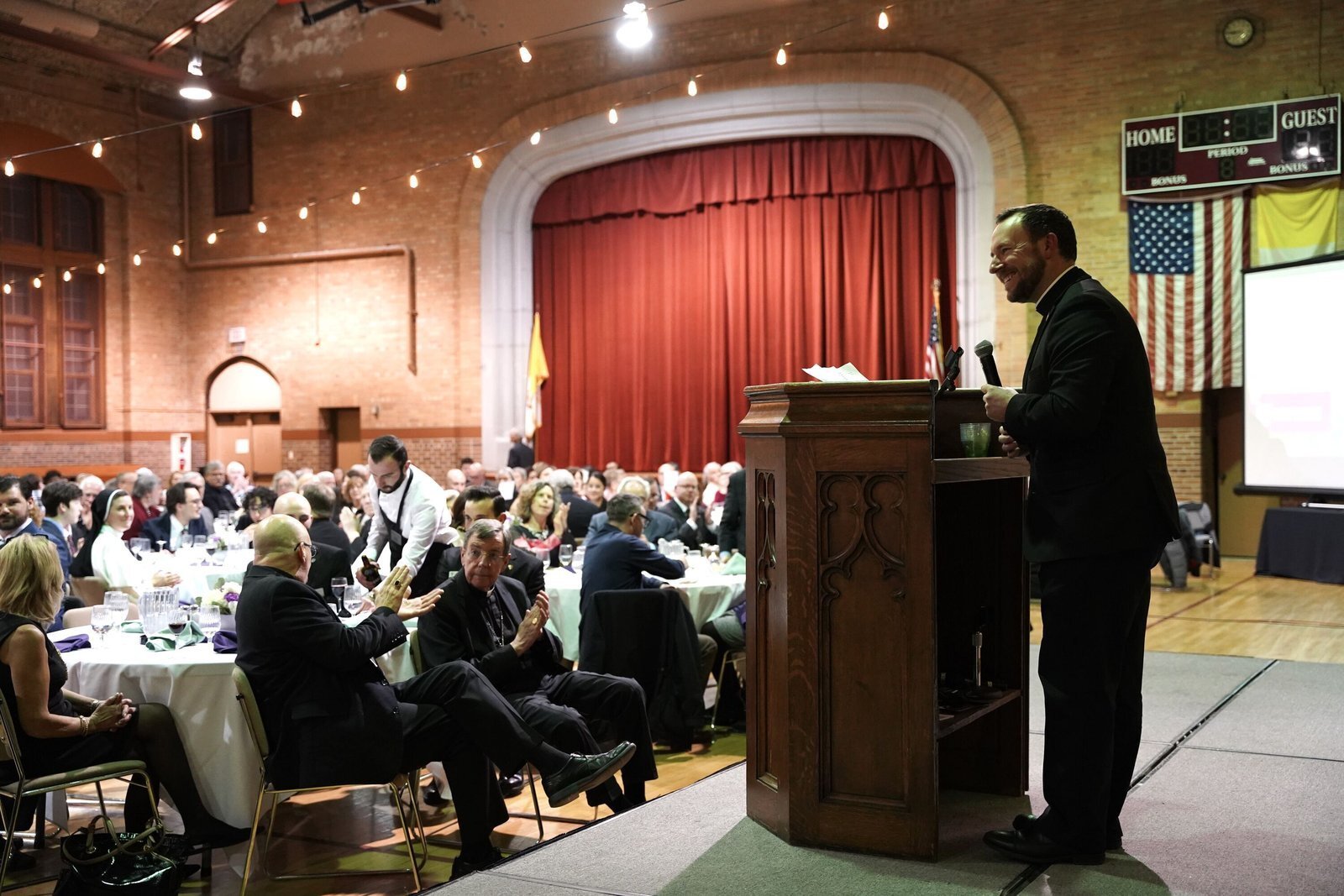 Al finalizar la noche, el evento superó los $20,000 en donaciones para Pregnancy Aid Detroit. Gracias al patrocinio de Alliance Catholic Credit Union, lo recaudado por la venta de entradas, la rifa 50/50 y las contribuciones del público se destinó íntegramente a esta misión.