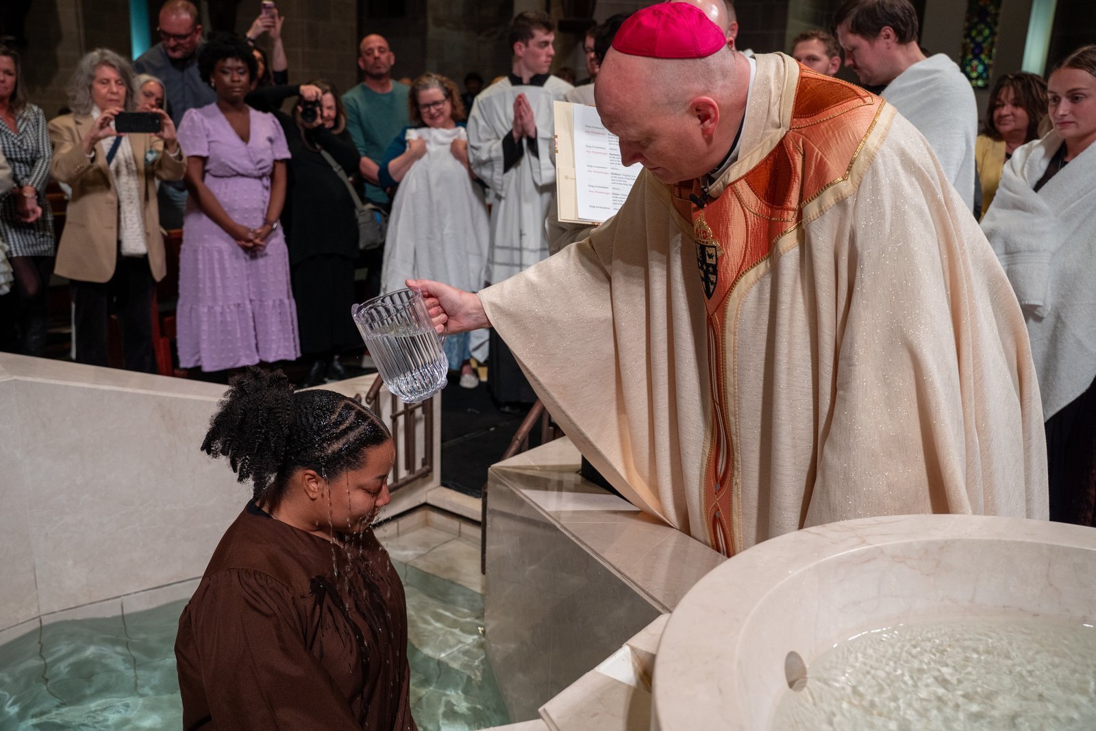 El arzobispo Weisenburger bautiza a un catecúmeno durante la Vigilia Pascual en la Cathedral of the Most Blessed Sacrament el 20 de abril de 2025. (Valaurian Waller | Detroit Catholic)