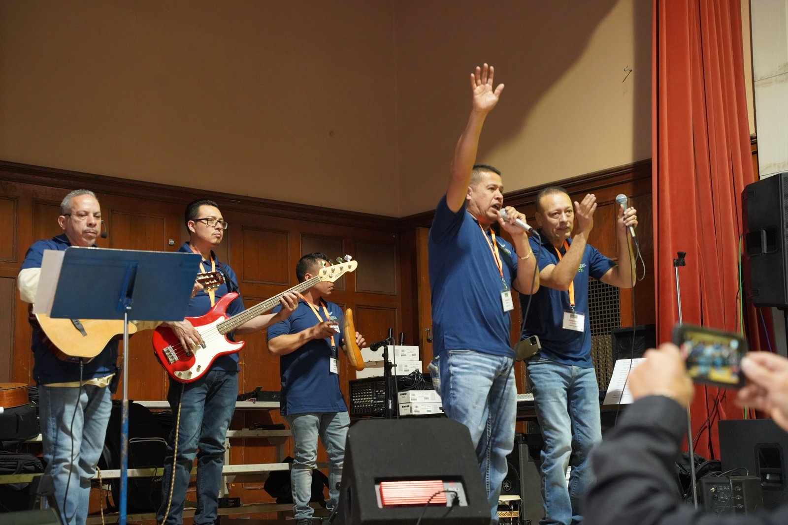 La música de alabanza a cargo del grupo Hombres de Fe del Ministerio de Música de Emaús Pontiac.