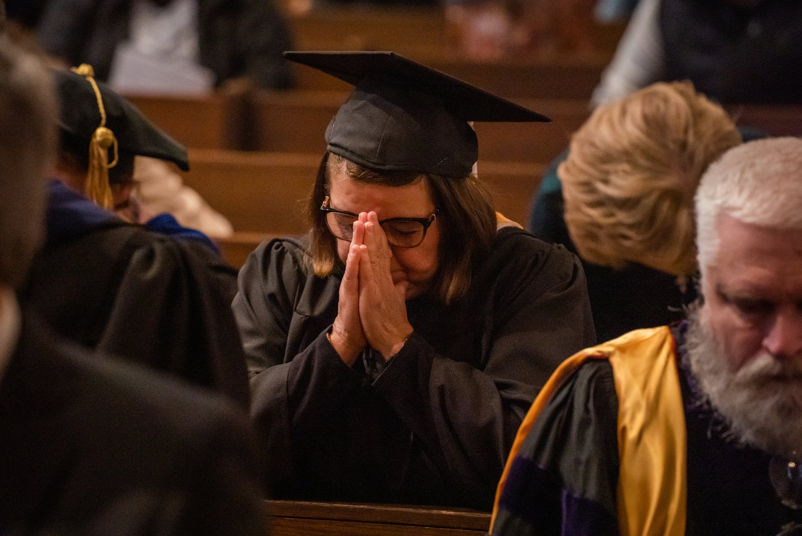 Un graduado del Seminario Sacred Heart reza durante los ejercicios de graduación 98 y la Misa de bachillerato el 29 de abril en la capilla del seminario.