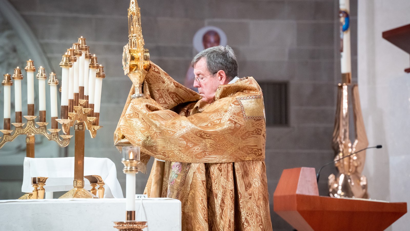 Archbishop Vigneron elevates the monstrance with the Holy Eucharist during a holy hour at the Cathedral of the Most Blessed Sacrament to close a Year of Prayer for Priestly Vocations in the Archdiocese of Detroit on June 4, 2022. (Valaurian Waller | Detroit Catholic)