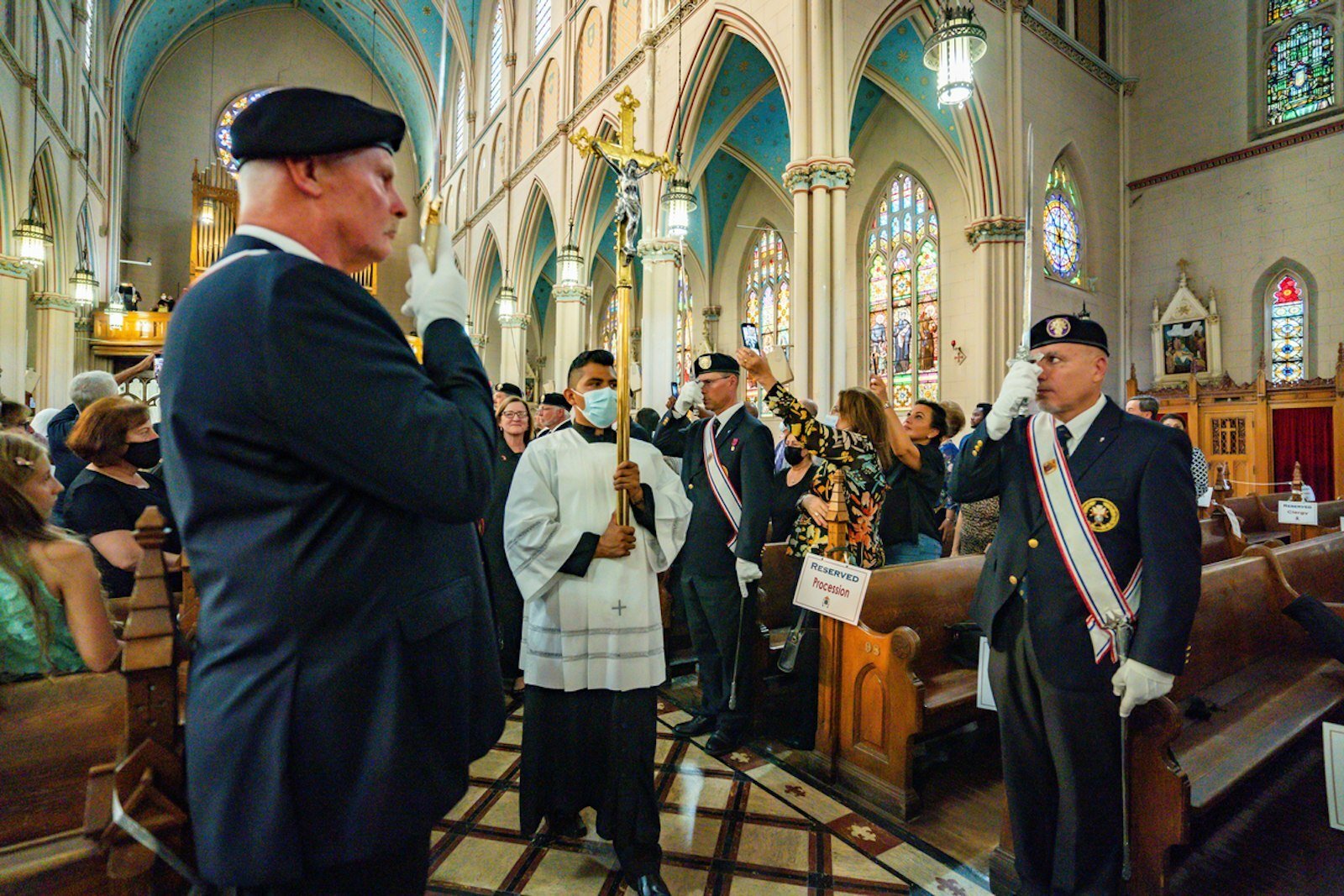 Miembros de la parroquia y la comunidad celebran la fiesta de Ste. Anne en la Basilica of Ste. Anne en el suroeste de Detroit el 26 de julio de 2021. Como parte de la alianza con The Catholic Initiative, la parroquia de Ste. Anne conservará los "derechos exclusivos y permanentes de uso de la propiedad como iglesia católica y basílica", lo que garantiza su futuro mientras se preserva la histórica basílica para los siglos venideros. (Foto de Valaurian Waller | Detroit Catholic)