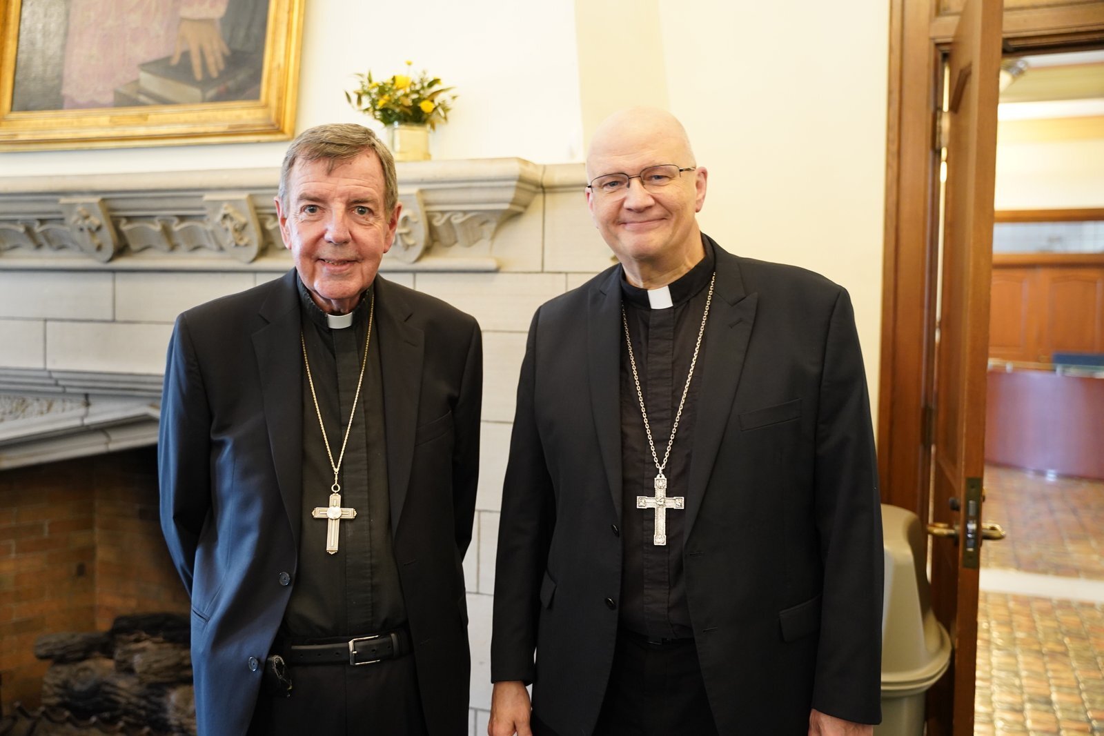 El Arzobispo emérito Vigneron y el Arzobispo Weisenburger sonríen durante una recepción en el Bishop Gallagher Parlor del seminario, después de la Misa. El Arzobispo Weisenburger afirmó que el ministerio de su predecesor ha sido una bendición para la Iglesia local y sus fieles.