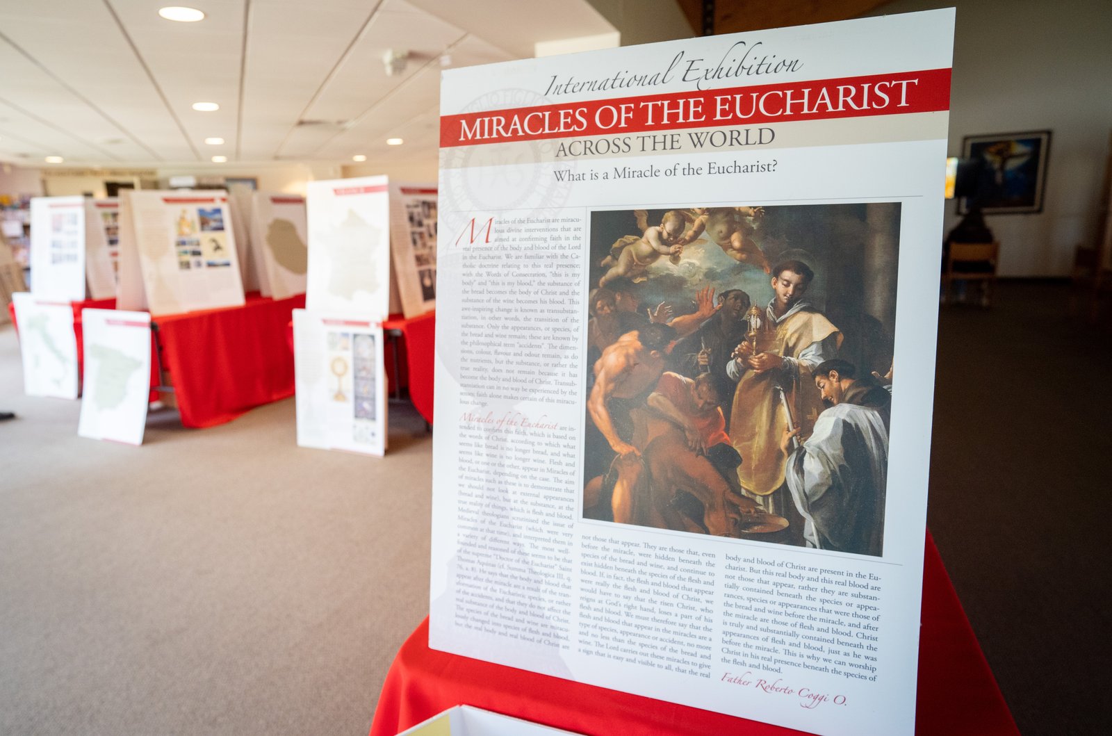Una exposición itinerante de milagros eucarísticos, expuesta en la Parroquia de San Roque en Flat Rock, incluye 170 paneles descriptivos con más de 140 milagros eucarísticos de la historia de la Iglesia. Cualquier parroquia puede solicitar la exposición, dijo Margy Nagel, cofundadora del Apostolado de la Presencia Real de Michigan.