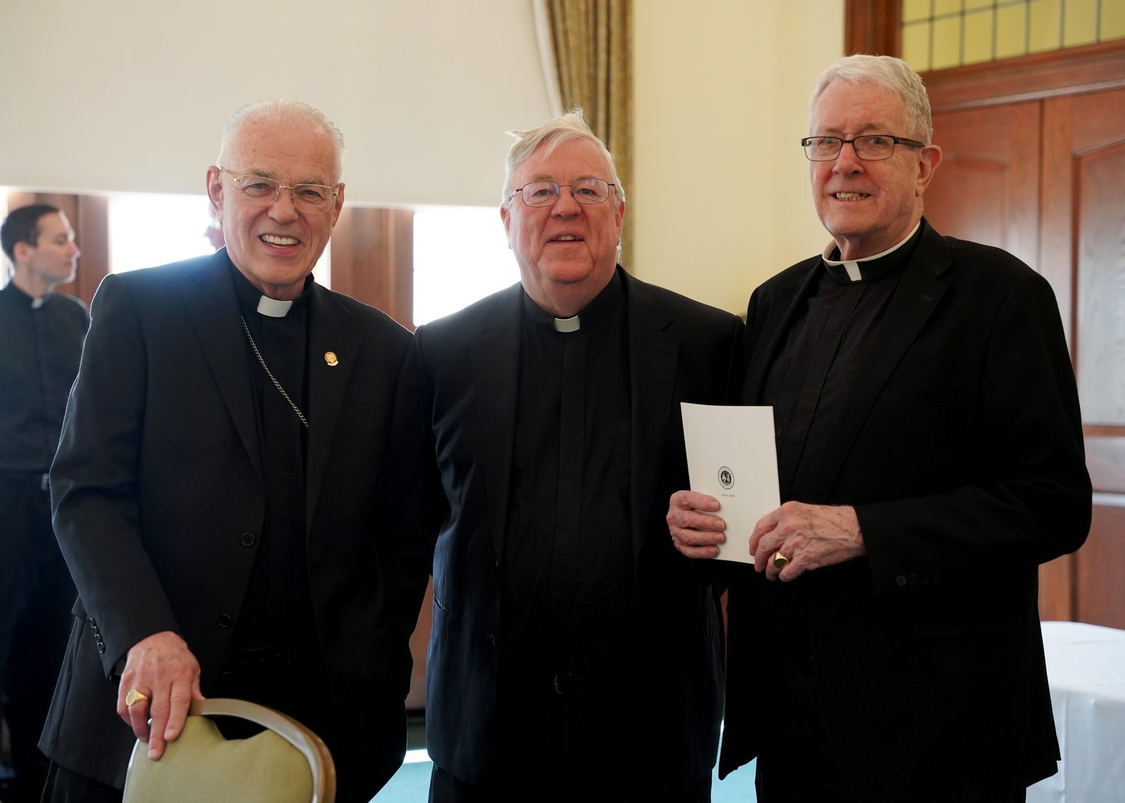 De izquierda a derecha, el Obispo Auxiliar emérito Donald F. Hanchon, Mons. Charles Kosanke y el P. William Herman conversan durante un almuerzo para sacerdotes jubilares el 10 de mayo en el Sacred Heart. Mons. Kosanke celebra 40 años de ministerio sacerdotal, mientras que el P. Herman celebra 25 años. El Obispo Hanchon fue ordenado hace 51 años.