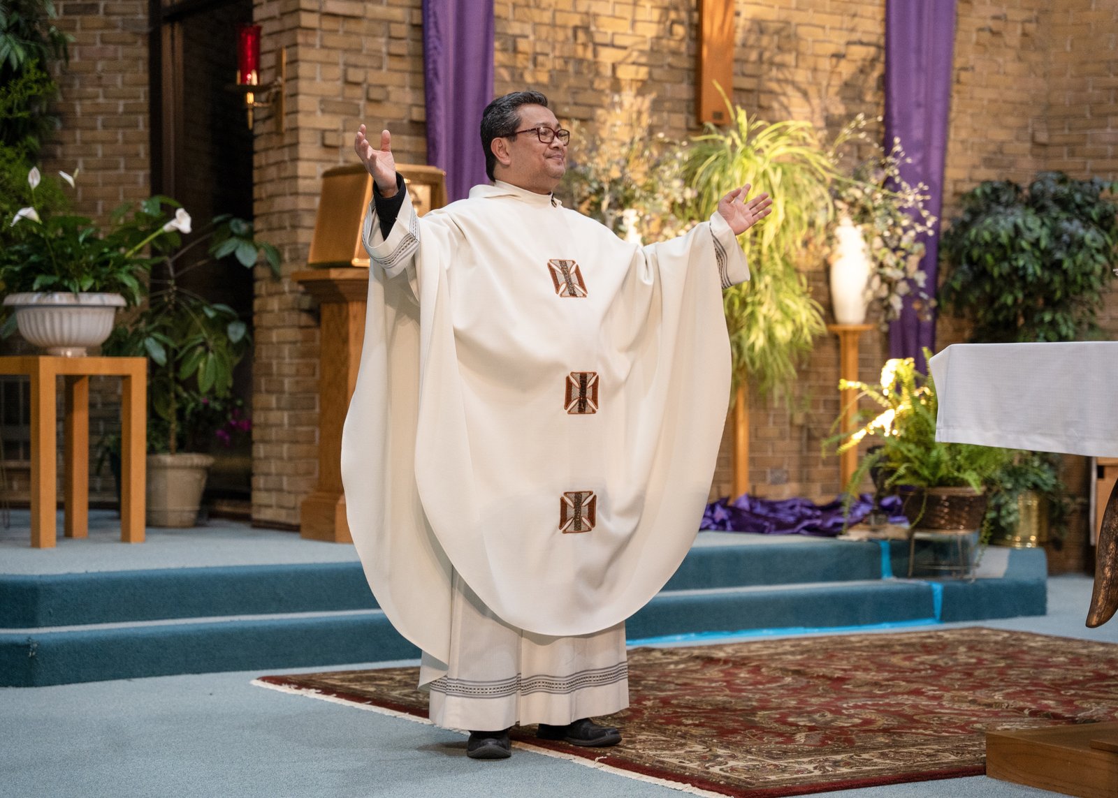 In his homily during the first night of Simbang Gabi, Fr. Enno Dango, CP, emphasized the importance of viewing Advent as a gift from God, the same way one's family, friends, job and children are gifts in one's life.