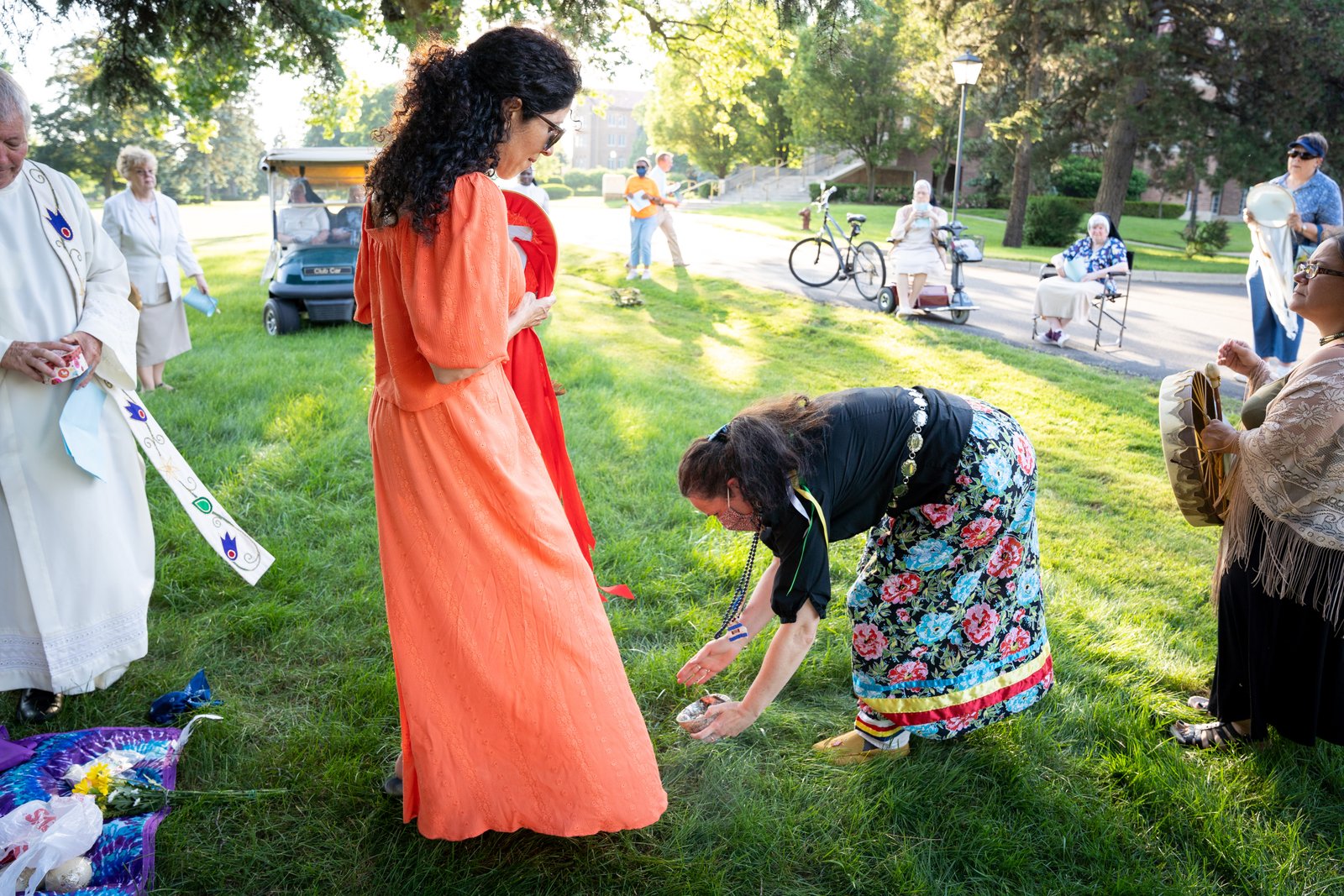 Gros-Louis aplica el smudge, un tipo de incienso hecho con salvia, a Anita Ruiz durante el inicio de la ceremonia del solsticio. El sahumerio se utiliza en los servicios de oración de los nativos americanos del mismo modo que se utiliza el incienso en la misa, para poner a la gente en actitud de oración a través del aroma.