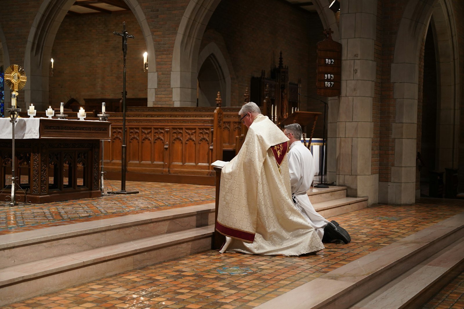 El Obispo Auxiliar Gerard W. Battersby, quien lidera la participación de la Arquidiócesis de Detroit en el Sínodo de la Sinodalidad, guía a los participantes del encuentro durante la adoración Eucarística que se llevó a cabo en la capilla del Sacred Heart Major Seminary.
