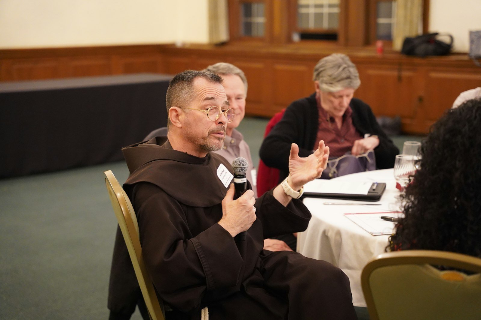 El Hno. Michael Radomski, OFM, del Duns Scotus Friary en Berkley, habló desde su mesa de la Región Noroeste sobre un tema que el Arzobispo Vigneron abordó en "Difundir el Evangelio", donde señaló que muchos sacerdotes viven solos y se sienten aislados. El Hno. Radomski destacó que vivir en una comunidad religiosa le ha ayudado a crecer en su fe.