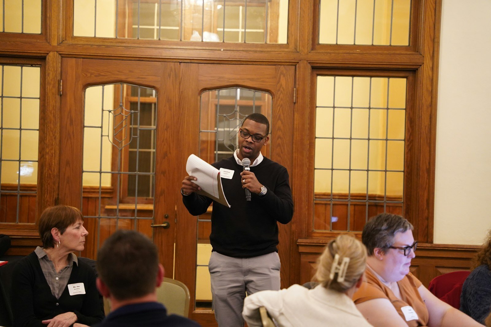 Jonathan Sanders habló desde su mesa de la Región Nordeste sobre la necesidad de una mayor comunicación entre las Familias de Parroquias y la Cancillería arquidiocesana para compartir las prácticas y estrategias que dieron mejor resultado.