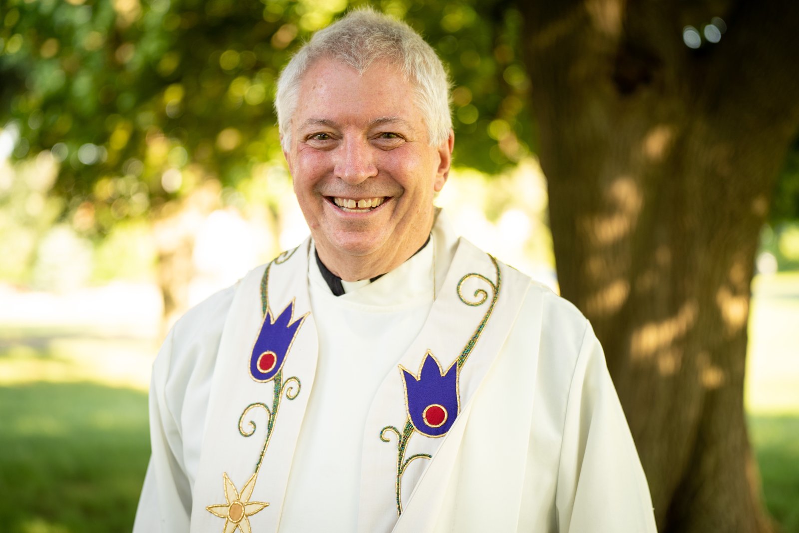 El padre Charles Morris, profesor de la Universidad Madonna y capellán del Círculo de Santa Kateri, lleva una estola hecha en Ontario por encargo de las tribus Ojibwe y Wyandot en 1997 para el ministerio de los nativos americanos. La estola lleva cuentas tejidas con motivos que tienen un gran significado en las comunidades Ojibwe y Wyandot.