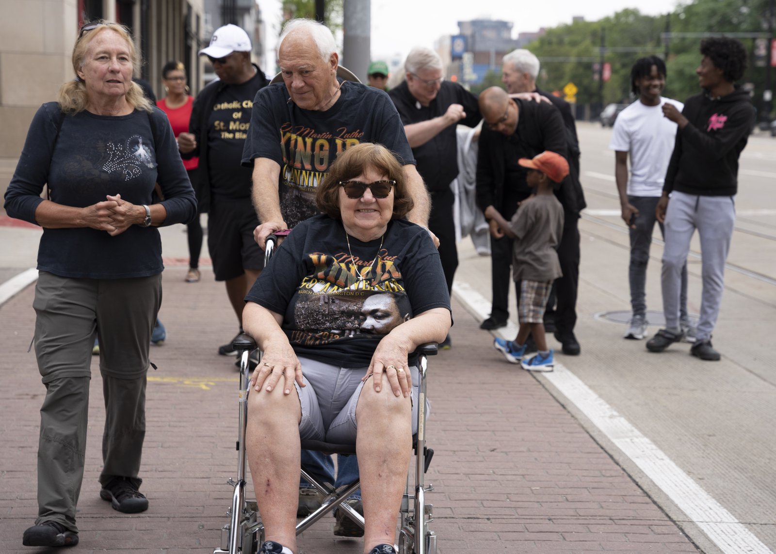 En 1963, Marge Sears era una estudiante de secundaria del suburbio de Livonia, en el área metropolitana de Detroit. Sears asistió a la marcha en una silla de ruedas acompañada por su esposo. Ella mencionó que actualmente tiene problemas en las piernas, pero eso no le impidió estar presente.