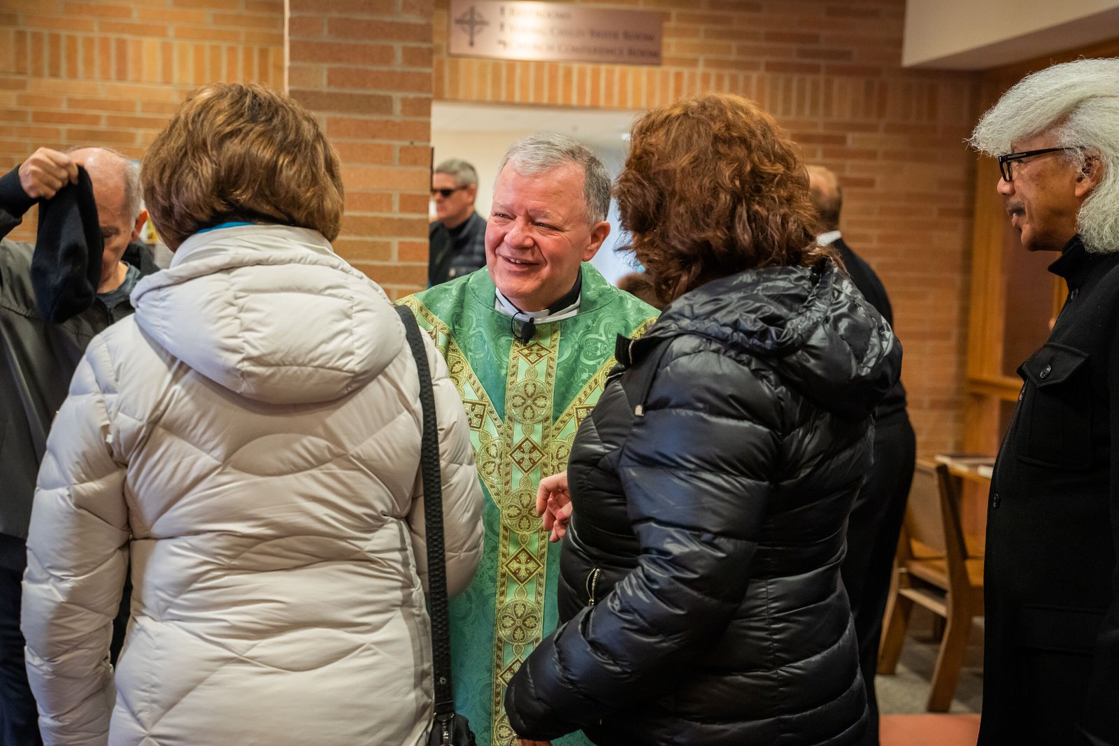En las últimas décadas, la Arquidiócesis de Detroit ha experimentado un descenso significativo en la asistencia a misa, la participación en los sacramentos y el número de sacerdotes ordenados, lo que ha provocado que la Iglesia local, según el arzobispo Weisenburger, "a veces se encuentre con recursos insuficientes para servir como deseamos". El proceso de reestructuración buscará optimizar la arquidiócesis mediante una cuidadosa reorganización de las parroquias, los sacerdotes y los recursos para servir de manera dinámica y sostenible a la misión del Evangelio. (Valaurian Waller | Detroit Catholic)