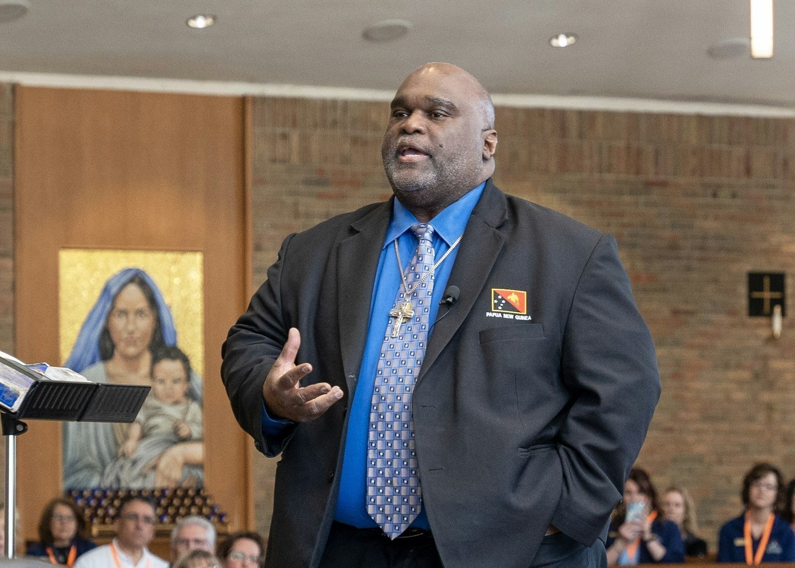 El Diácono Harold Burke-Sivers, conductor de televisión de EWTN, conocido conferencista y autor de varios libros, pronunció el discurso de apertura en inglés.