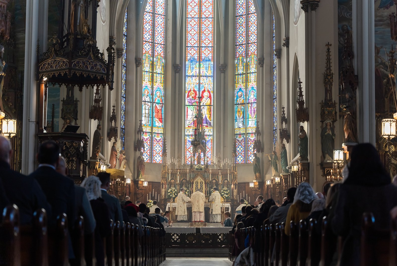 El Cardenal Burke celebra una Misa Mayor Pontificia asistida por sacerdotes del Instituto de Christ the King Sovereign Priest en el Santuario de St. Joseph en Detroit el 20 de marzo. Además de celebrar el 150 aniversario de la dedicación de la iglesia, el Santuario St. Joseph está en medio de una histórica campaña de renovación que hasta ahora ha incluido más de $1.9 millones en trabajos de albañilería e incluirá mejoras en los sistemas eléctricos y de climatización de la iglesia.