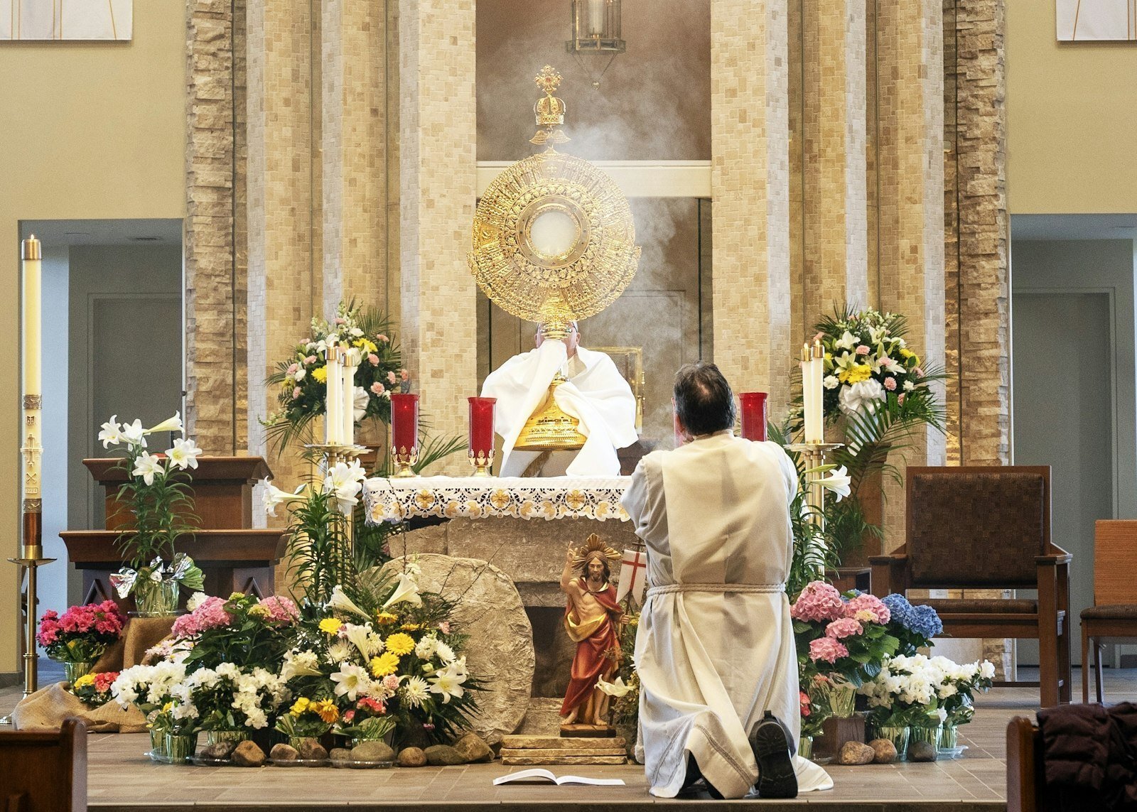 Un grupo de católicos adora a Jesús Sacramentado en una custodia de metro y medio de altura en el altar de la St. Kieran Parish. El Obispo Robert J. Fisher, moderador de la Región Noreste de la Arquidiócesis de Detroit, celebró la Misa para los presentes.